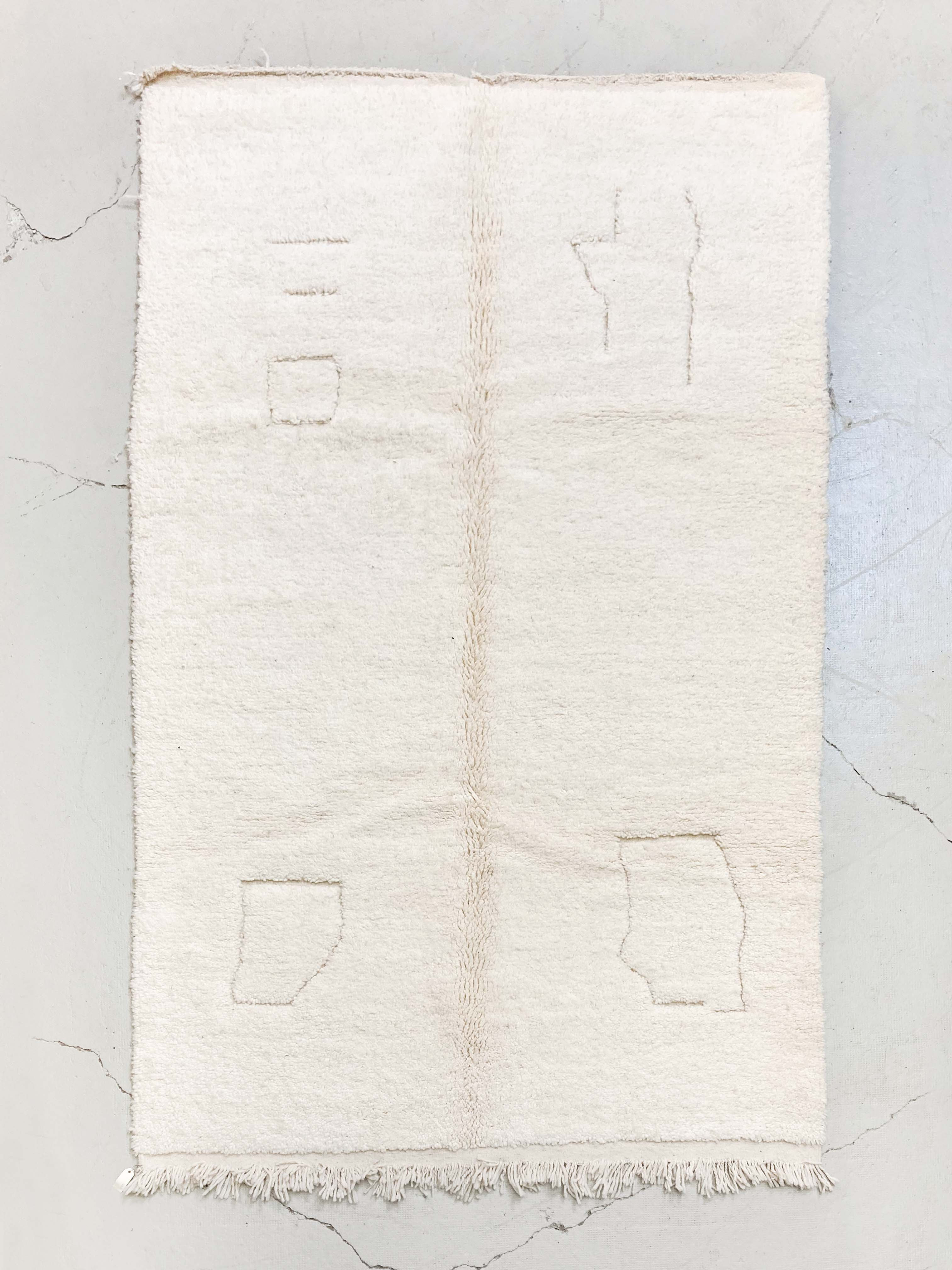 Tapis berbère Beni Ouarain écru uni à motifs gravés 2,60x1,57m
