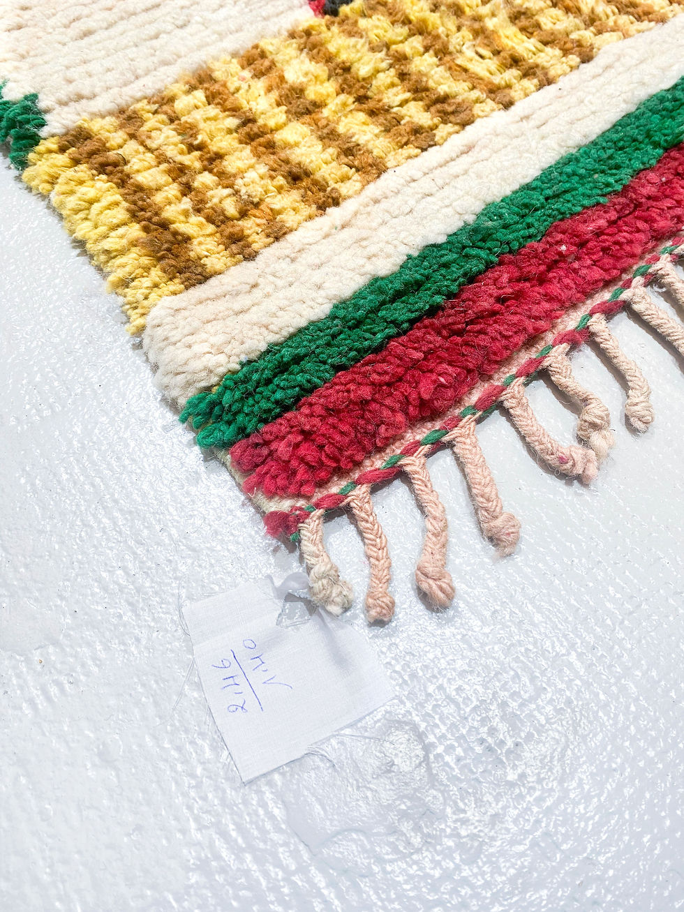 Miniature : Tapis berbère Boujaad écru à motifs colorés 2,44x1,41m