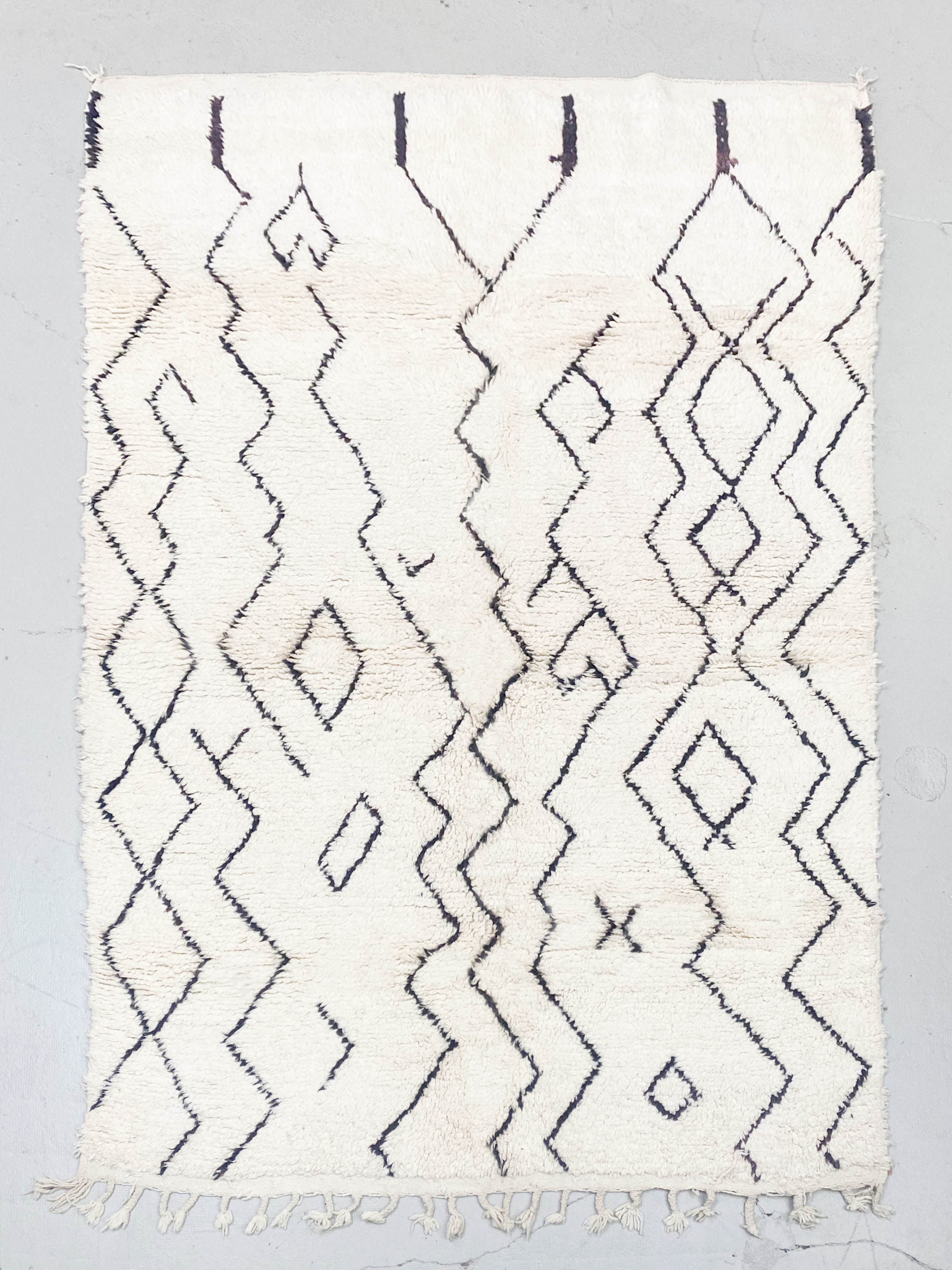 Tapis berbère Beni ouarain à motifs graphiques noirs 3,05x1,97m