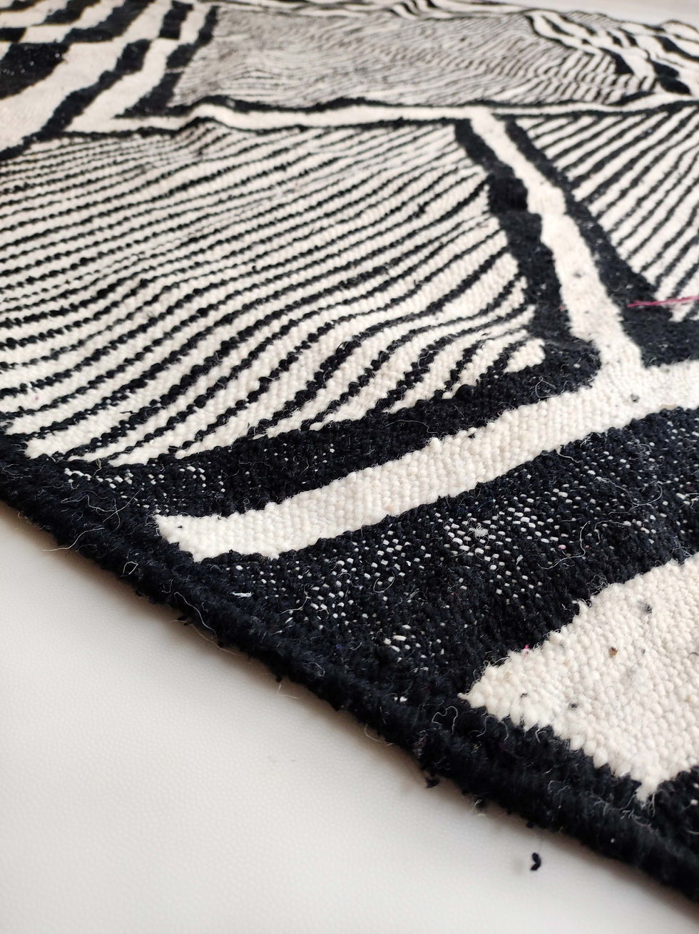 Miniature : Kilim berbère écru à motifs graphiques noirs 2,92x1,98m