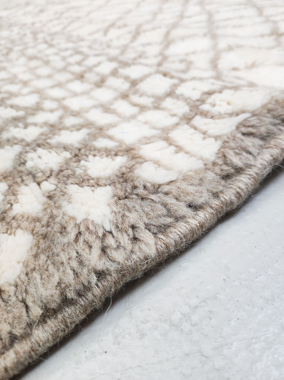 Miniatura: Alfombra bereber M'rirt, color crudo con pequeños motivos marrones, 2,85 x 2,03 m