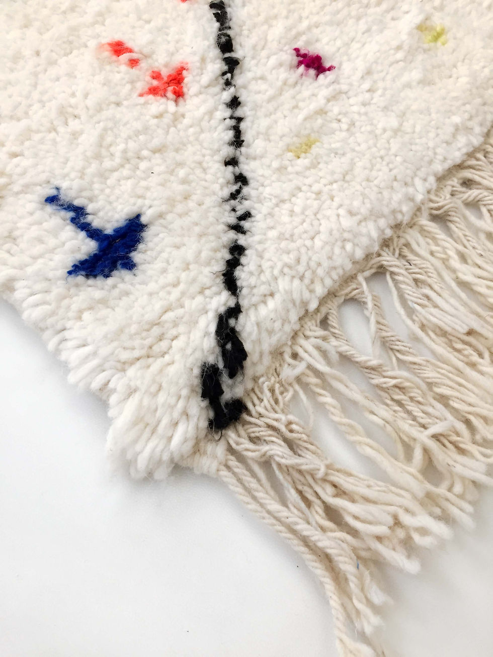 Miniature : Tapis berbère Azilal écru à losanges noirs et motifs colorés 2,42x1,55m