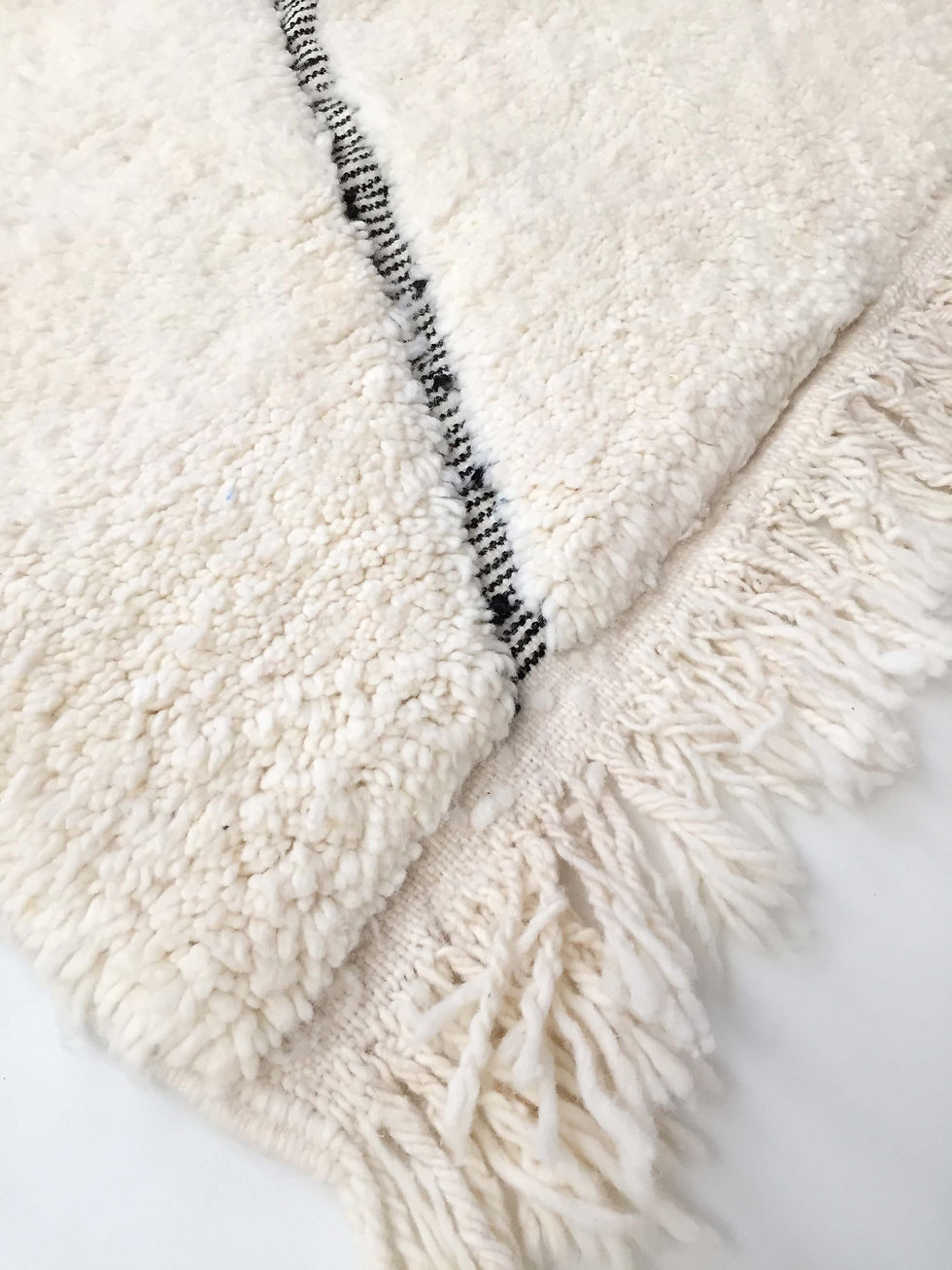 Miniature : Tapis berbère Beni Ouarain écru à losanges noirs gravés 2,48x1,70m