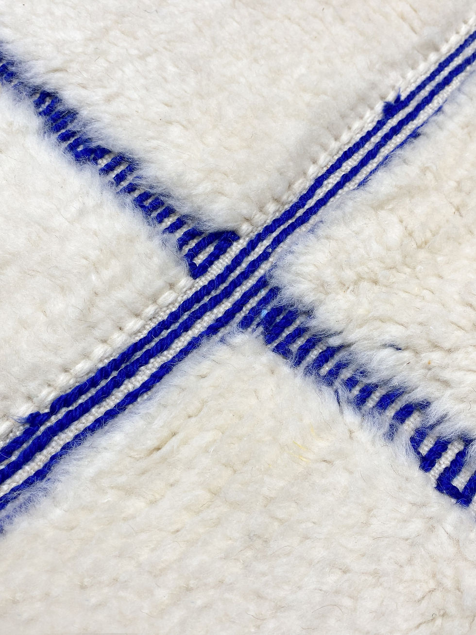 Miniature : Tapis berbère Beni Ouarain écru à motifs bleu majorelle gravés 2,58x1,58m