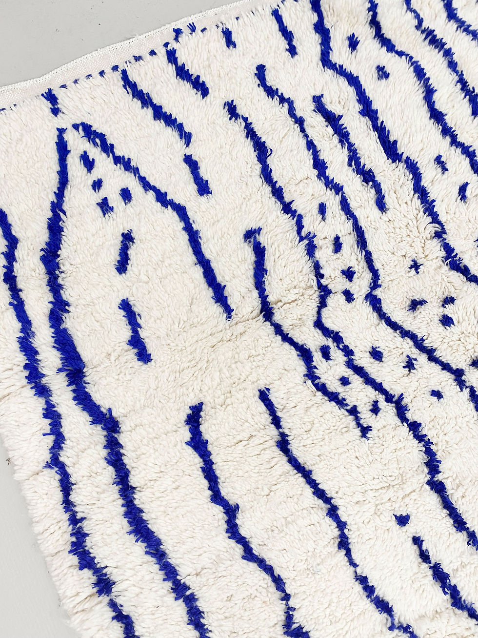 Miniature : Tapis berbère Azilal écru à motifs bleu majorelle 3,12x1,82m