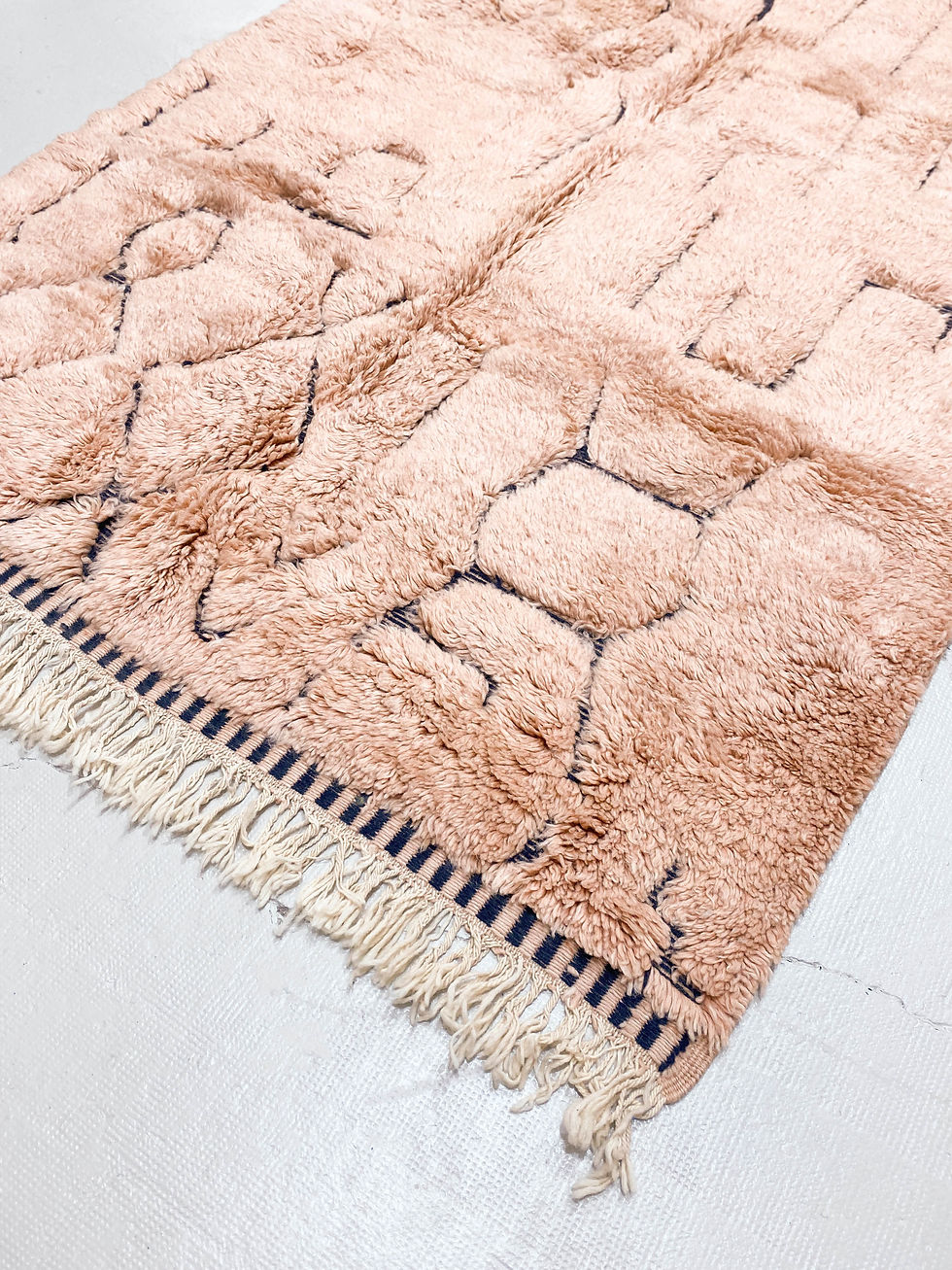 Miniature : Tapis berbère Beni Ouarain vieux rose à motifs noirs gravés 2,55x1,68m