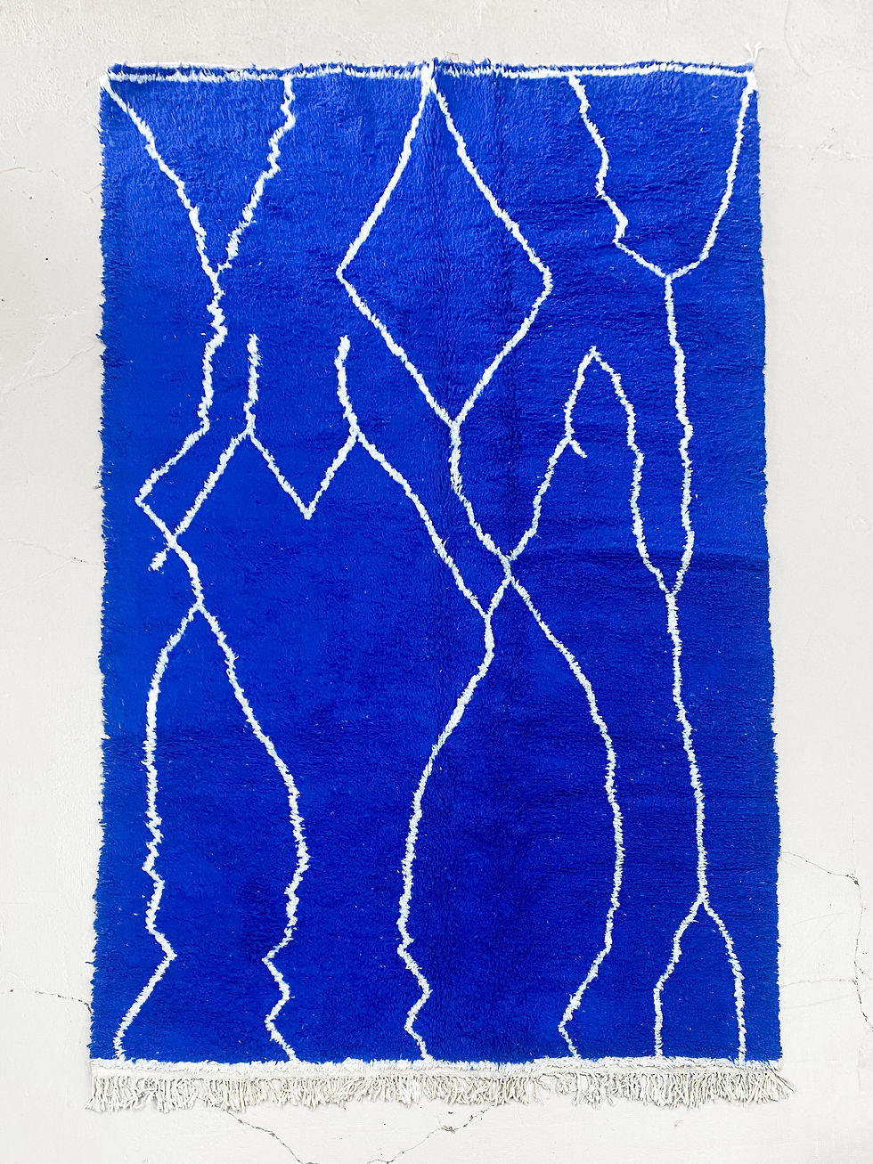 Miniature : Tapis berbère Beni Ouarain bleu majorelle à motifs écrus 3,18x2,02m