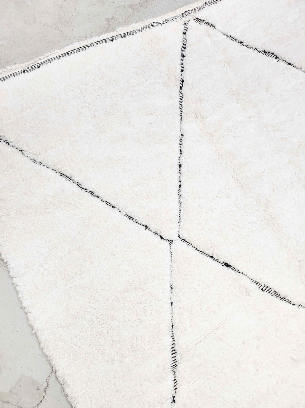 Miniature : Tapis berbère Beni Ouarain écru à losanges noirs gravés 3,58x2,71m