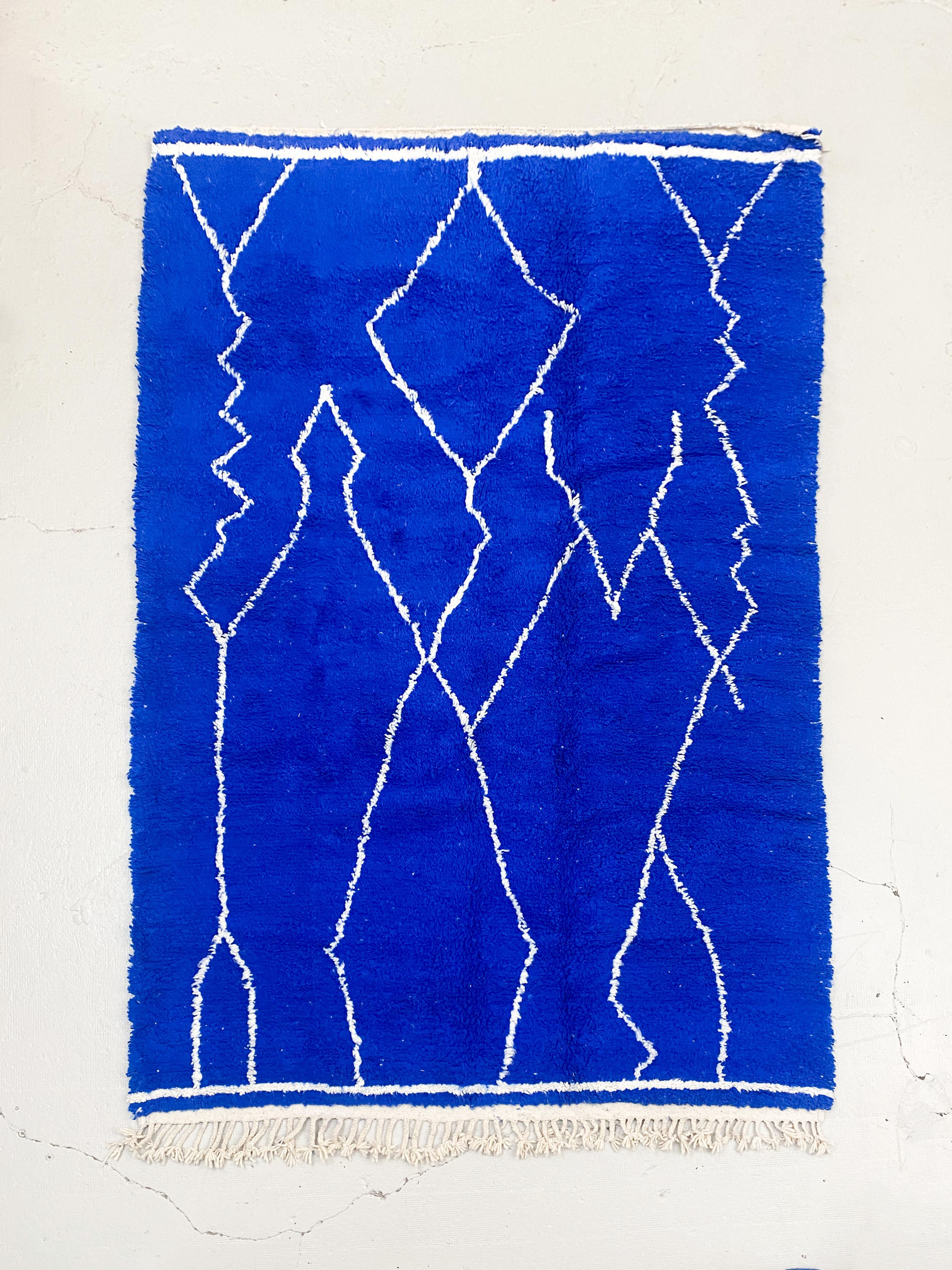 Tapis berbère Beni Ouarain bleu majorelle à motifs écrus 2,56x1,70m
