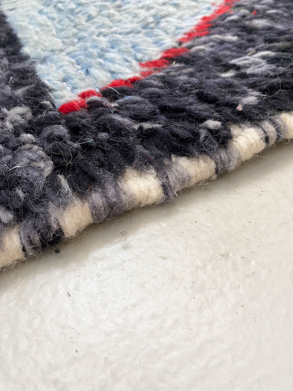Miniature : Tapis berbère Boujaad noir à motifs colorés 2,83x2,03m