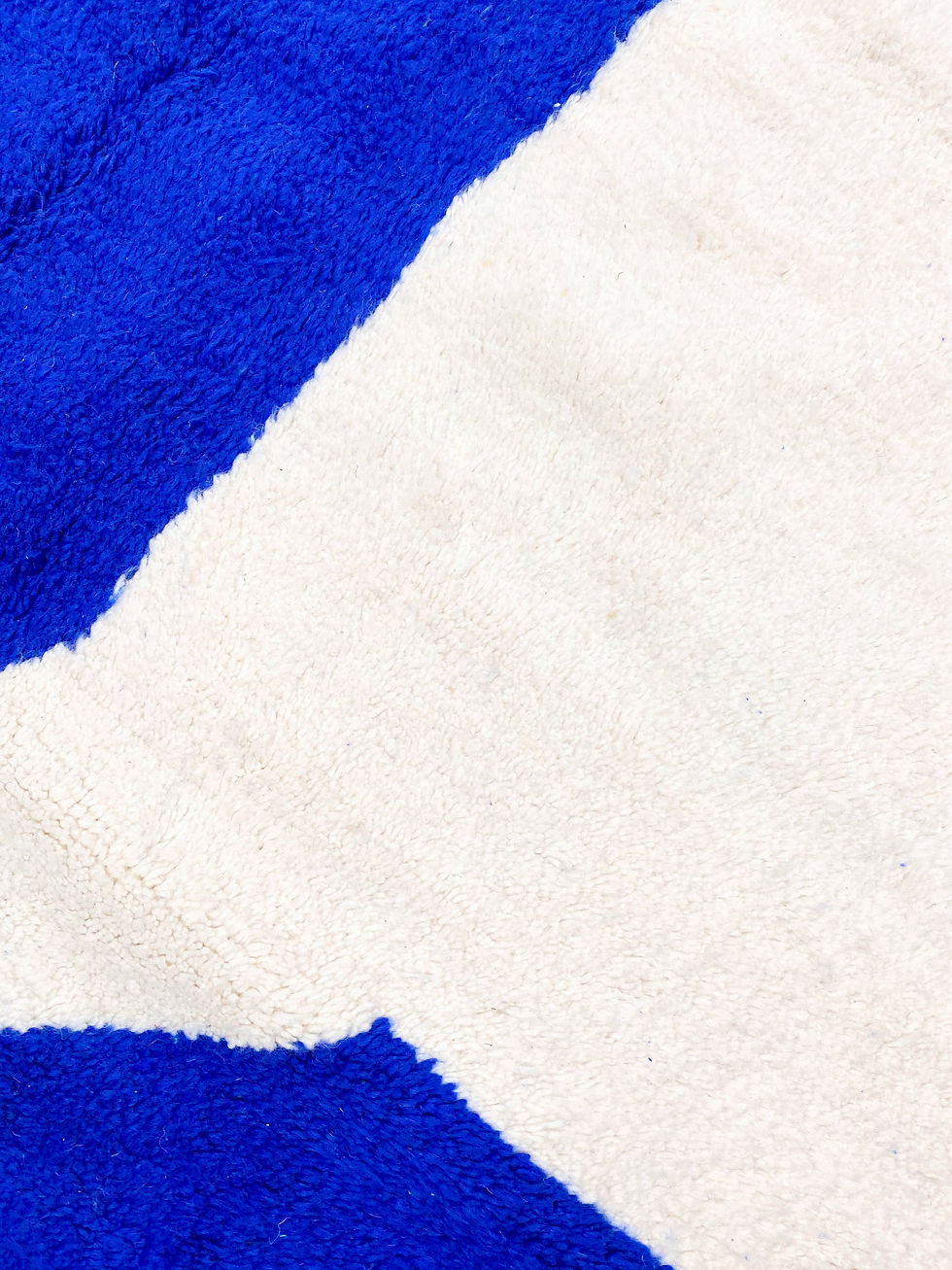 Miniatur: Ecru Beni Ouarain Berberteppich mit Majorelle-Blau-Motiven, 3,05 x 2,00 m
