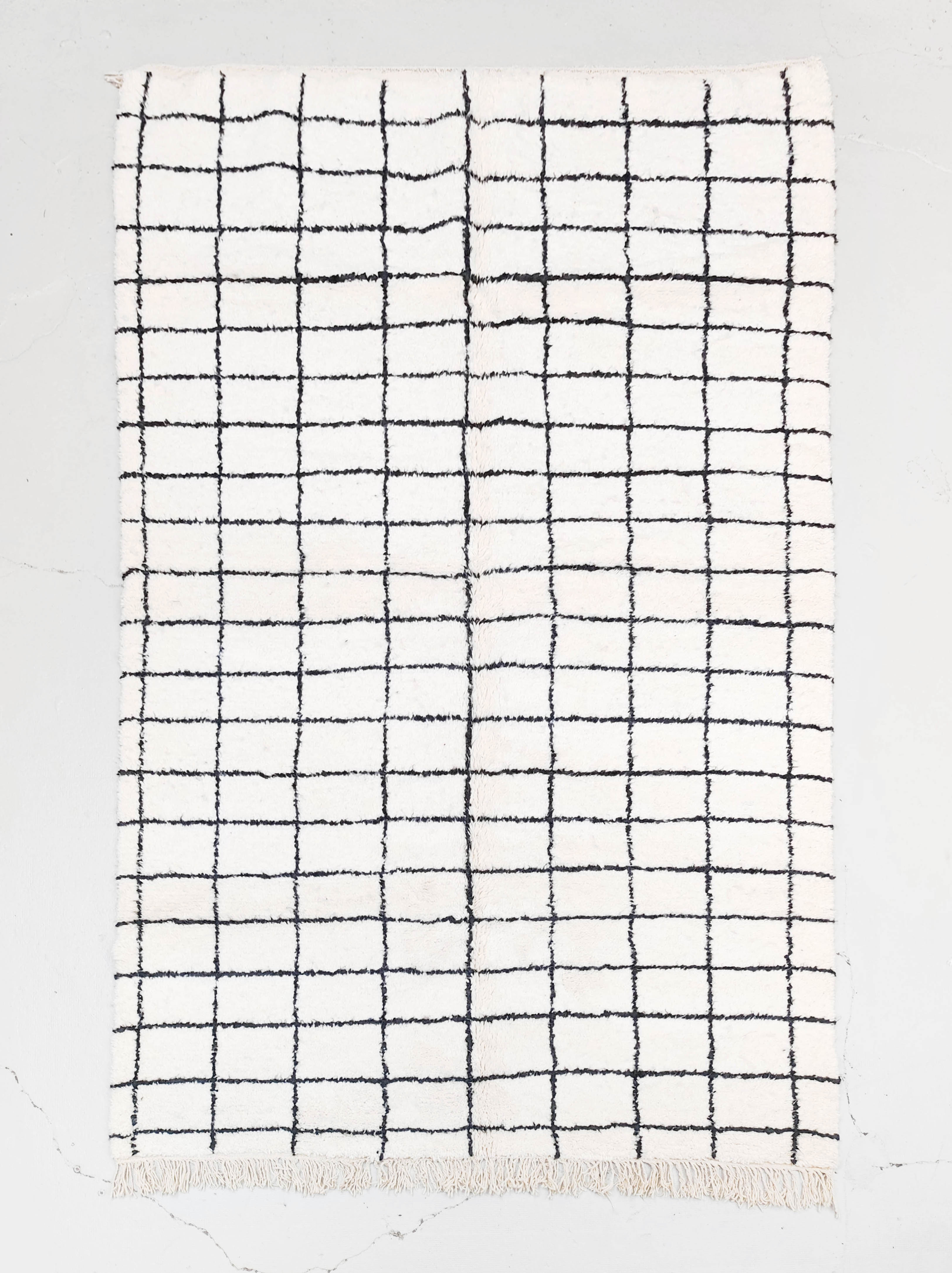 Tapis berbère Beni Ouarain écru à carreaux noirs 3,05x2,02m