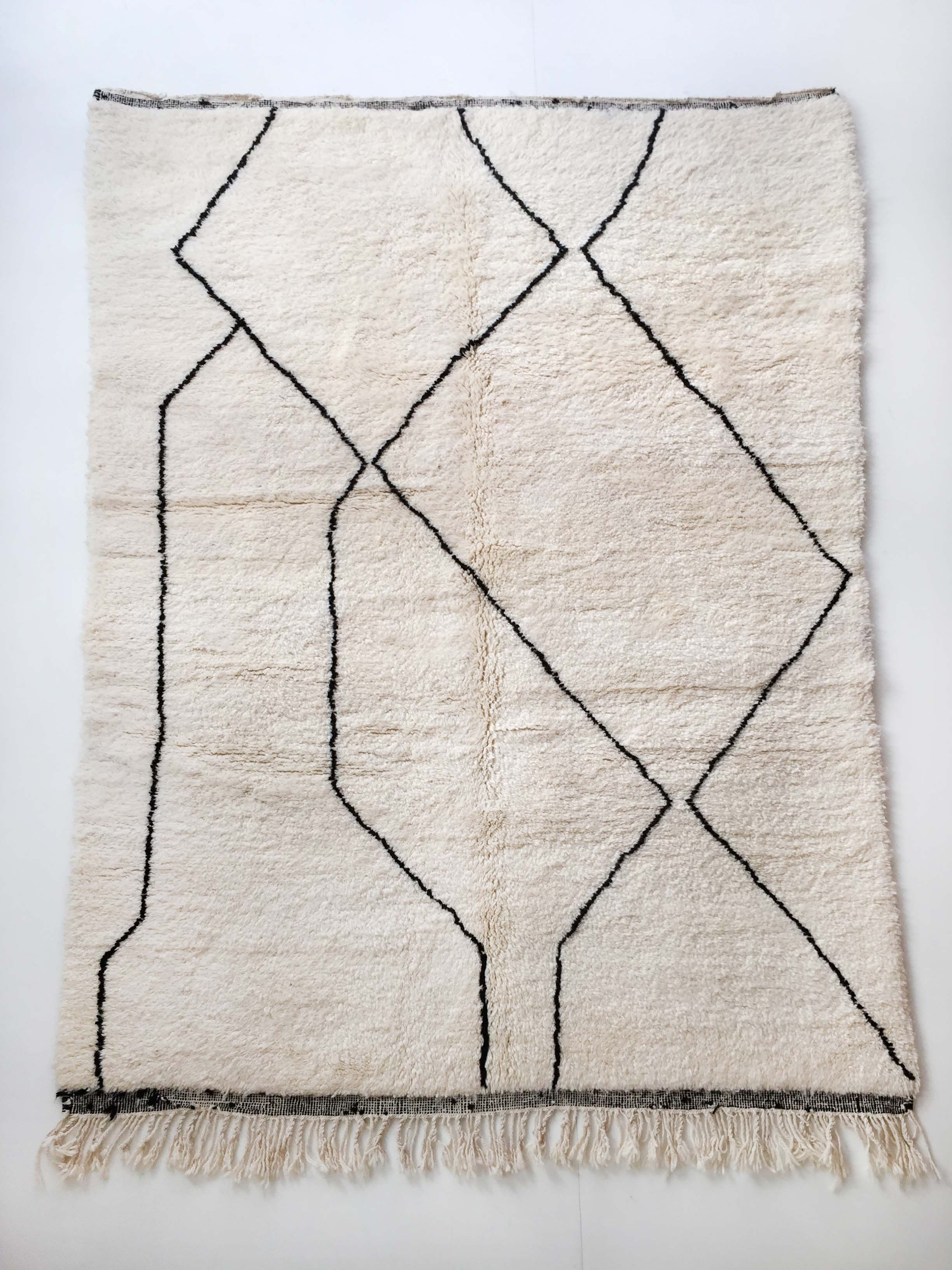 Tapis berbère Beni Ouarain écru à lignes graphiques noires 2,47x1,75m