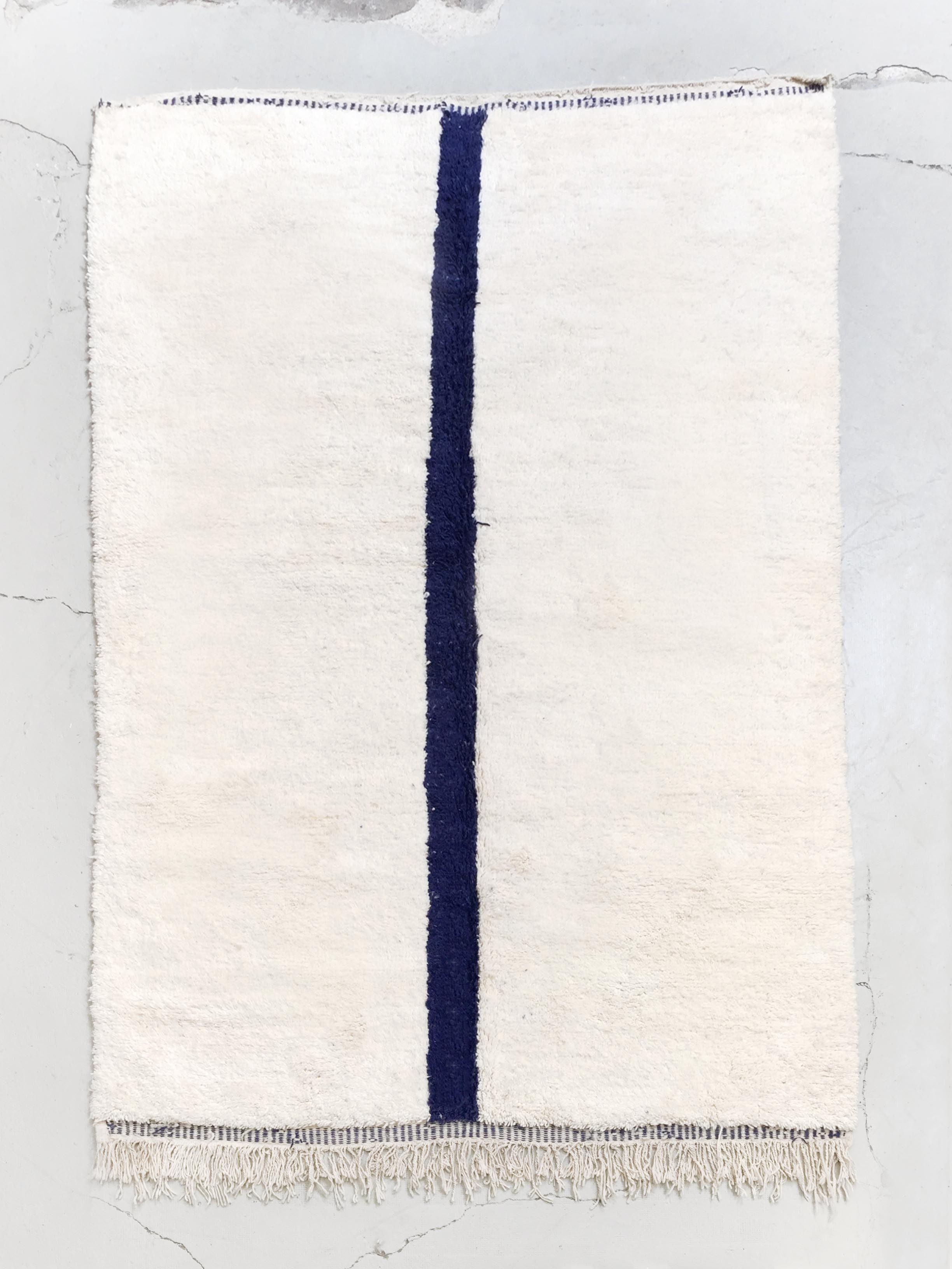 Tapis berbère Beni Ouarain écru à ligne bleu marine 2,90x1,94m