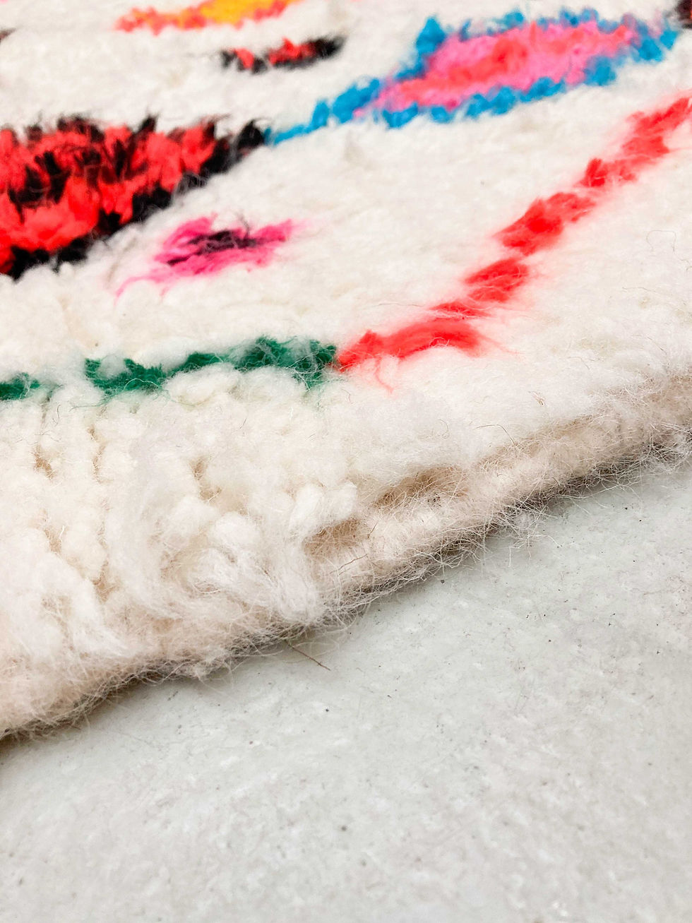 Miniature : Tapis berbère Azilal écru à motifs multicolores 1,47x0,94m