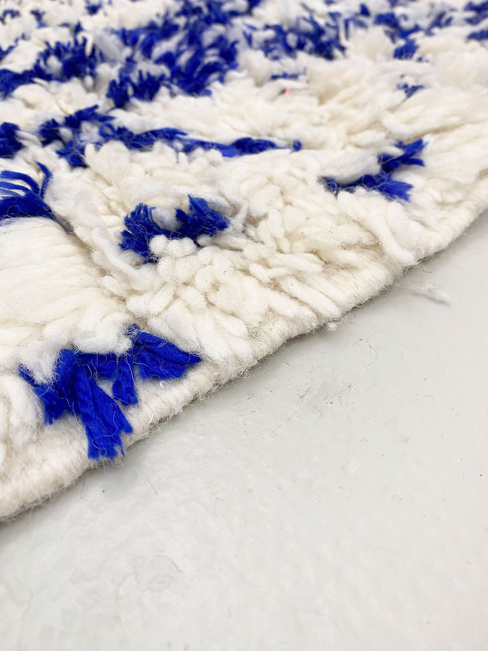 Miniature : Tapis berbère Azilal écru à motifs bleu majorelle 1,47x1,02m