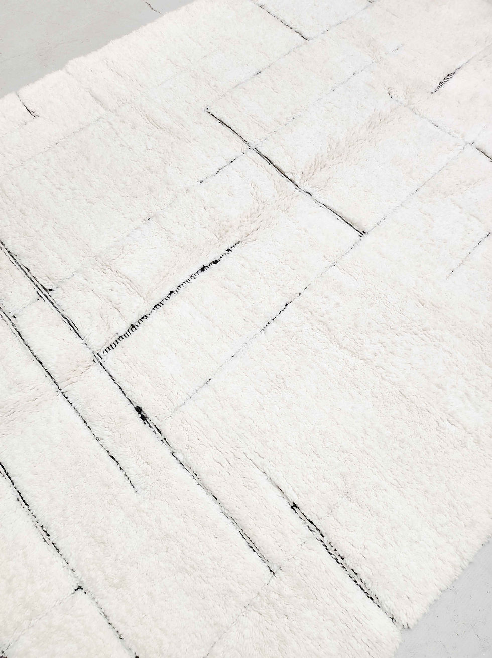 Miniature : Tapis berbère Beni Ouarain écru à motifs noirs gravés 3x2,20m