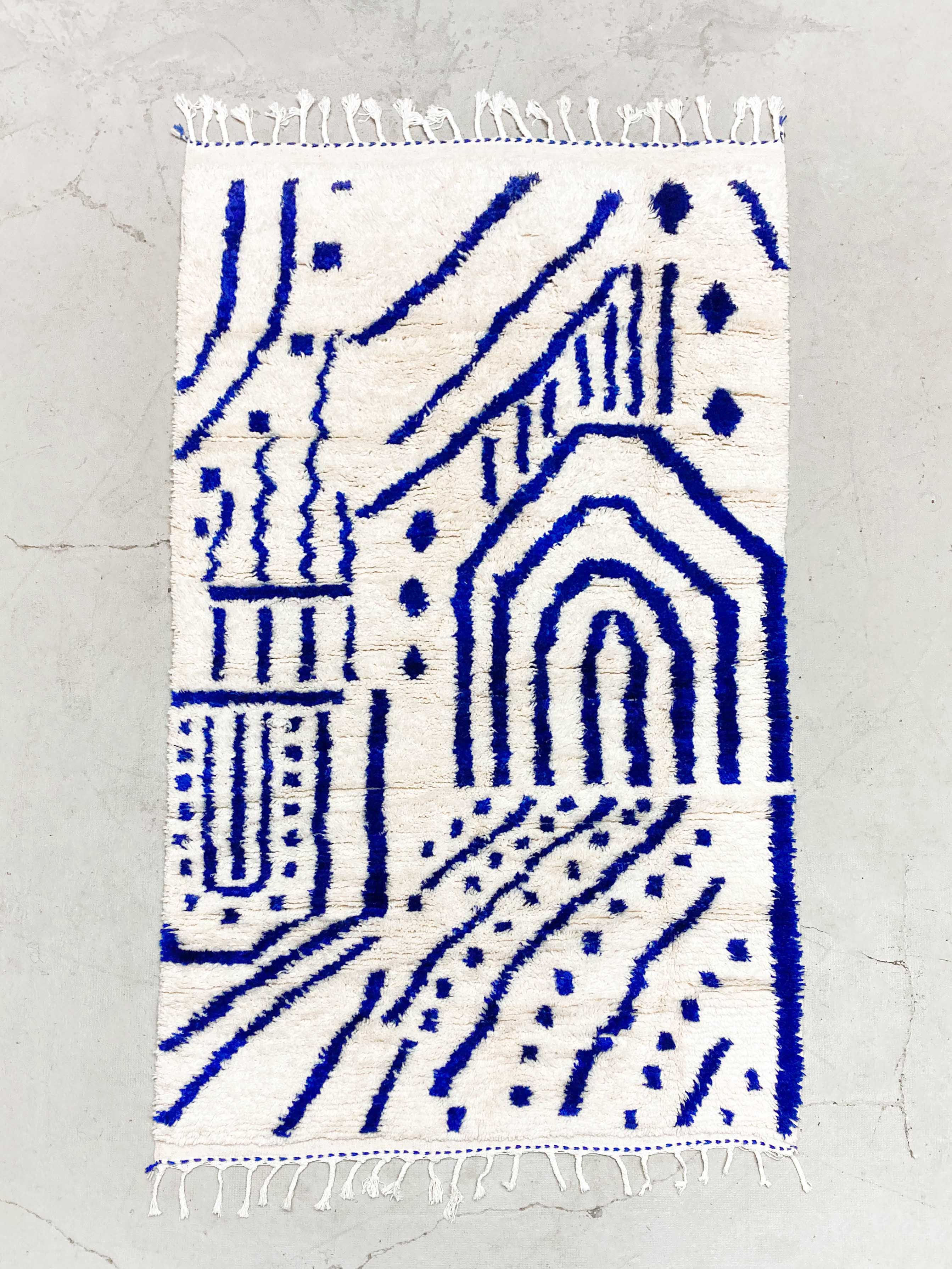Tapis berbère Azilal écru à motifs bleu majorelle 2,53x1,45m