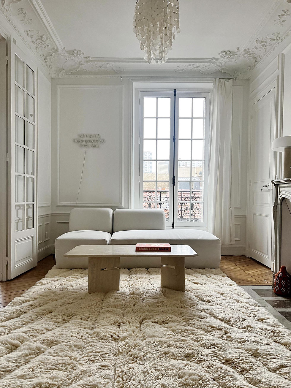 Un tapis berbère élégant et intemporel M'rirt dans un intérieur minimaliste