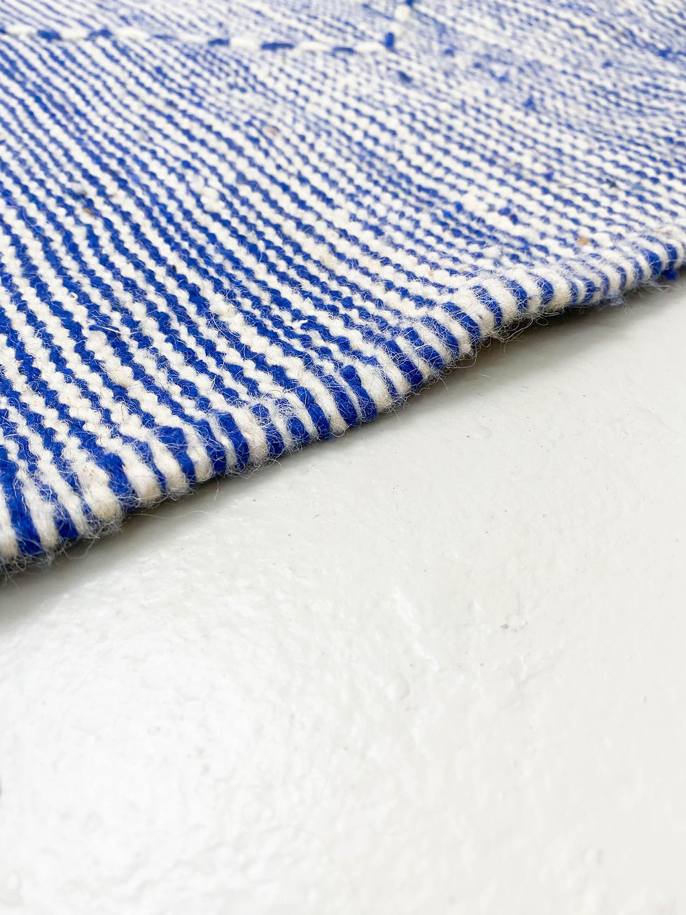 Miniature : Kilim berbère écru et bleu majorelle à losanges 2,48x1,43m
