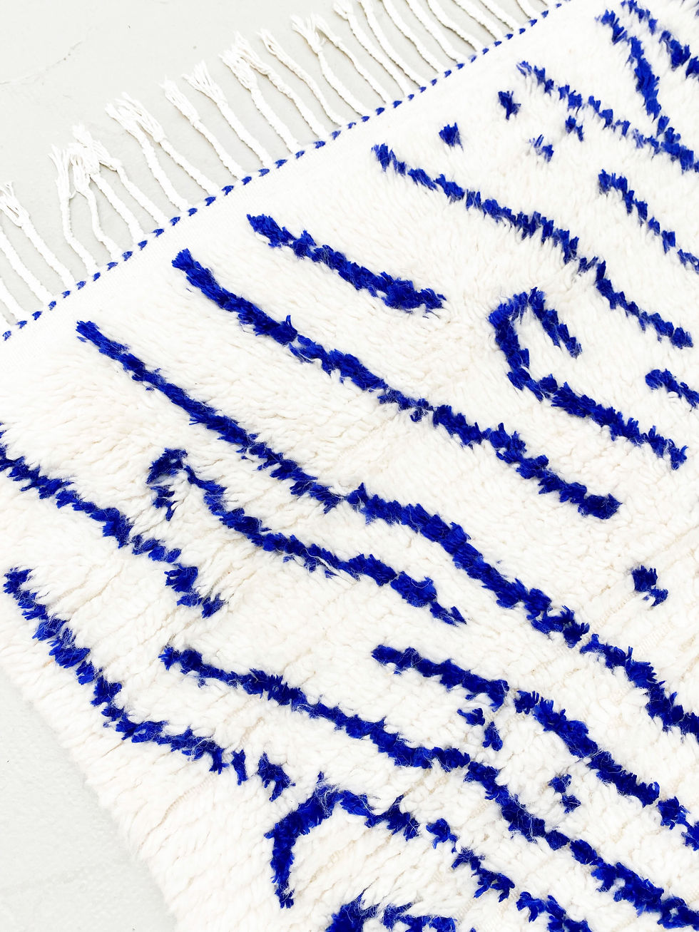 Miniature : Tapis berbère Azilal écru à motifs bleu majorelle 1,59x0,95m