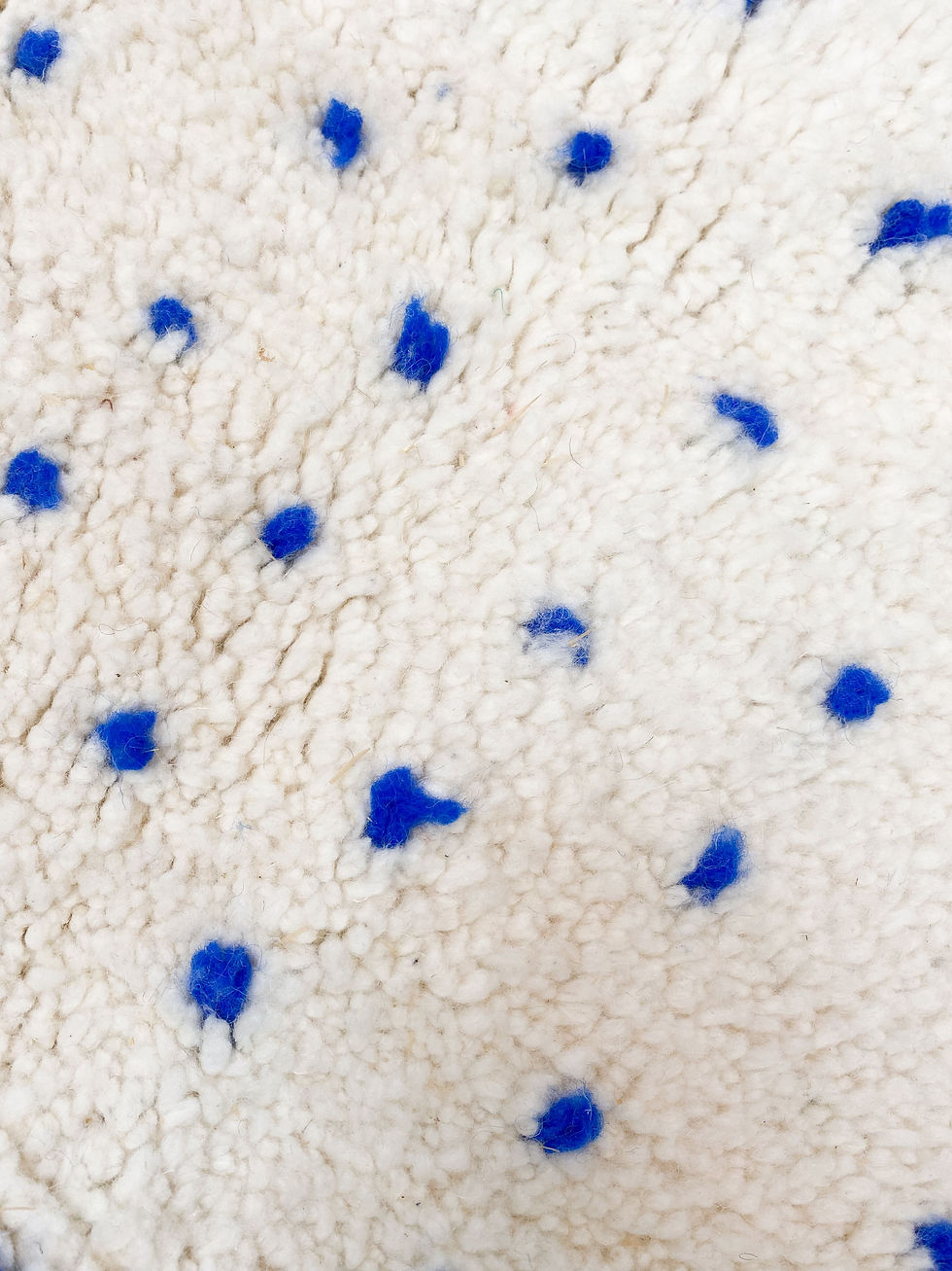 Miniature : Tapis berbère Beni Ouarain écru à pois bleu majorelle 3,04x1,92m