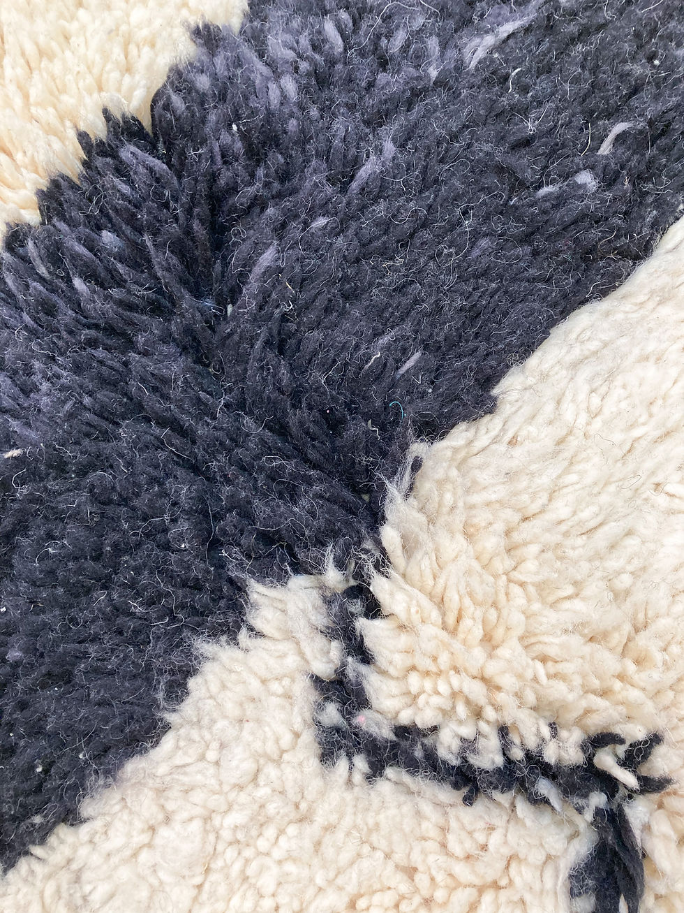 Miniature : Tapis berbère Beni Ouarain à motifs graphiques noirs 1,97x1,29m