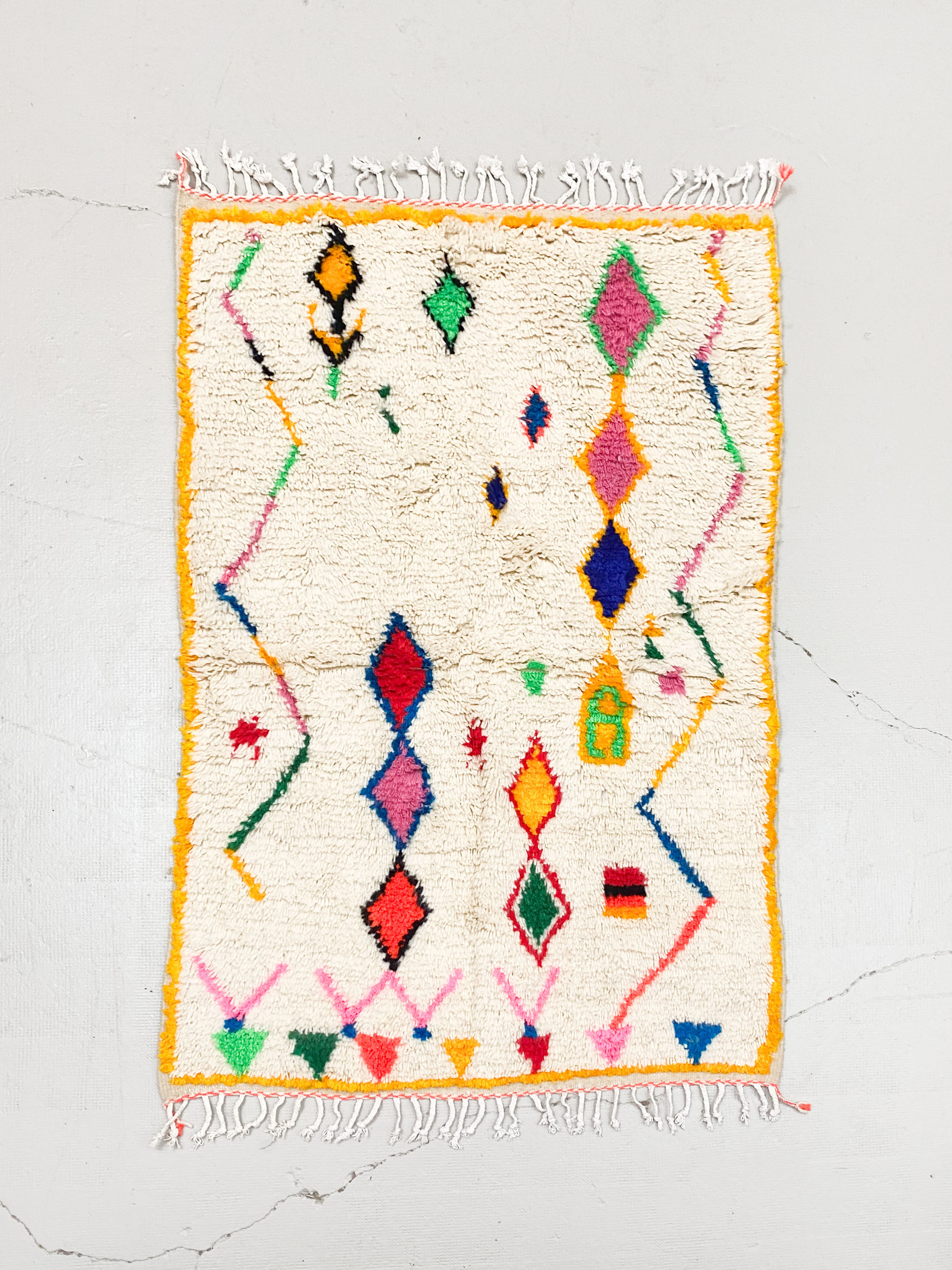 Tapis berbère Azilal écru à motifs colorés 1,58x1,02m