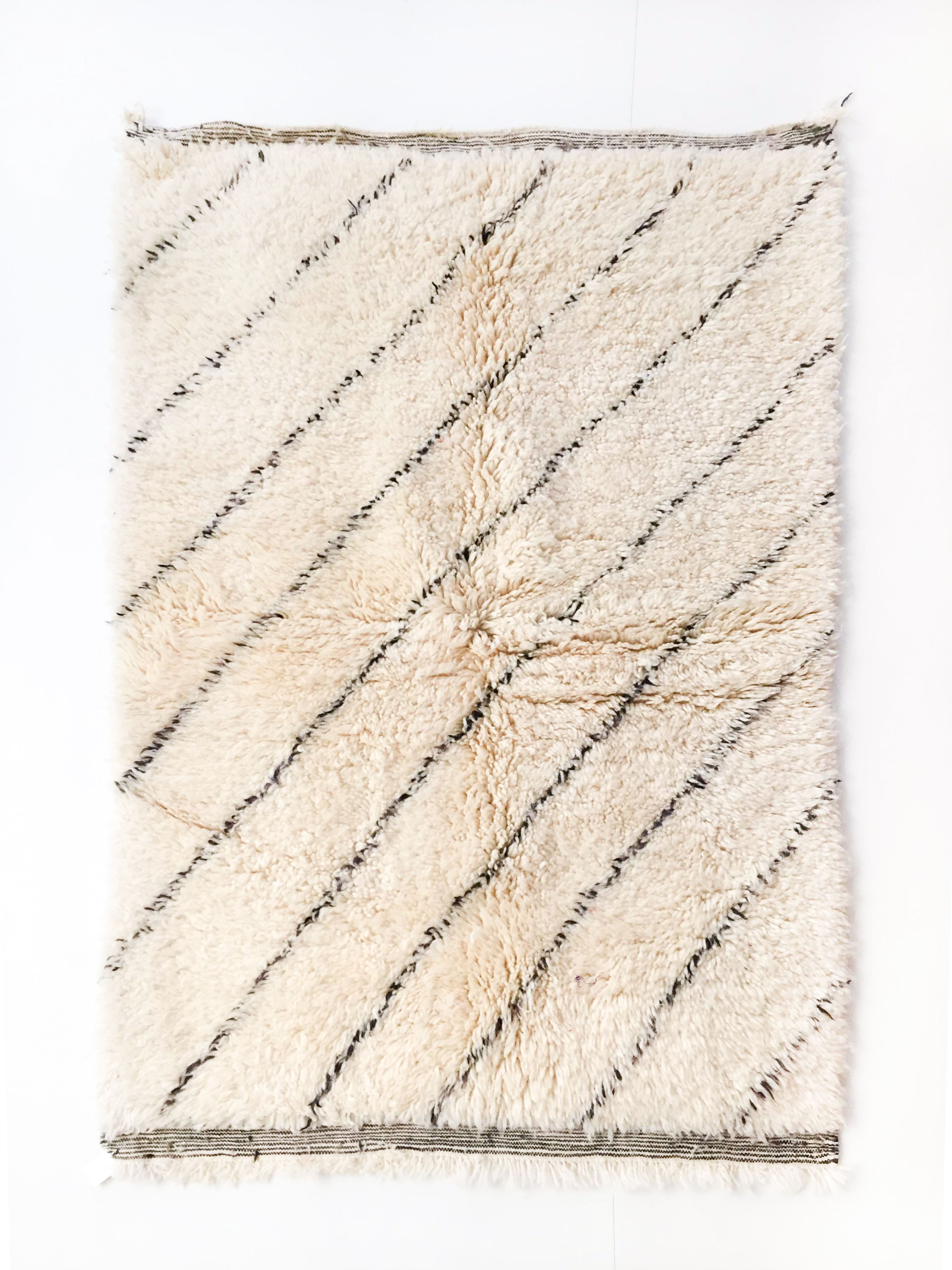 Tapis berbère Marmoucha à lignes noires 1,63x1,13m