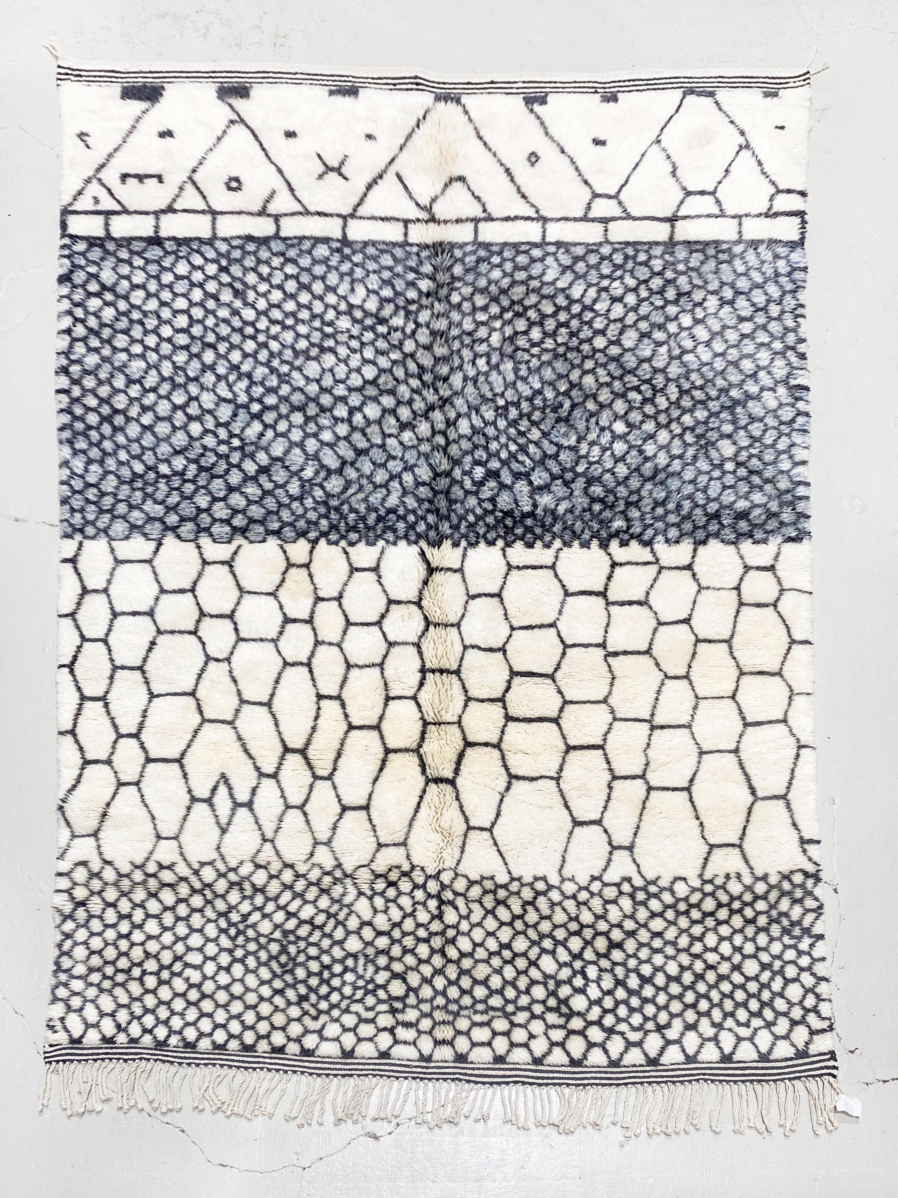 Tapis berbère M'rirt écru à motifs noirs et bleus 3,02x2,10m