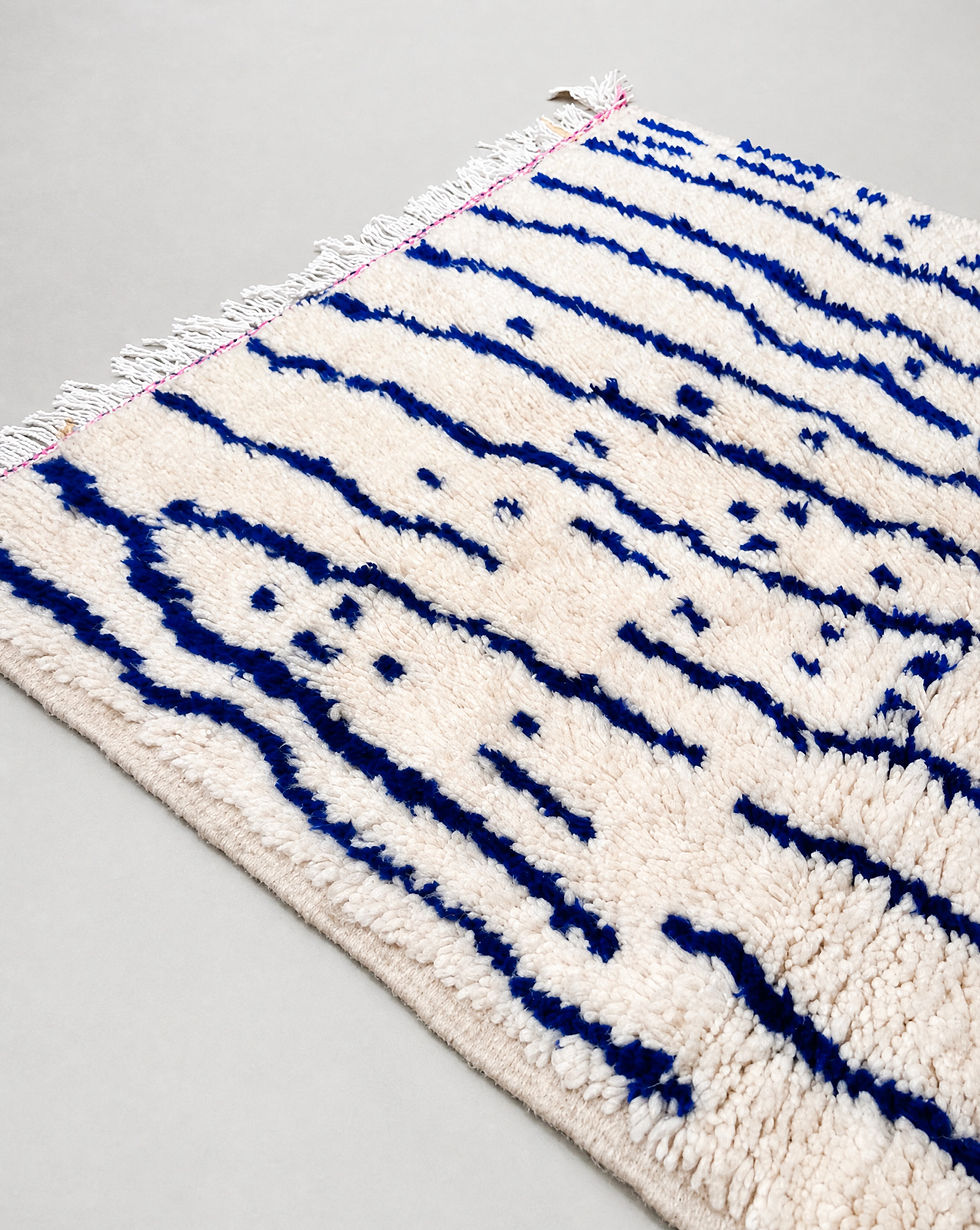 Miniatur: Ecru Azilal Berber-Teppich mit Majorelle-Blau-Motiven, 1,48 x 0,95 m