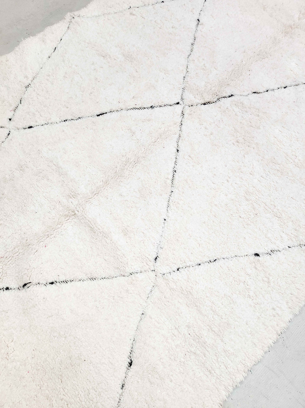 Miniature : Tapis berbère Beni Ouarain écru à losanges noirs gravés 2,95x1,92m