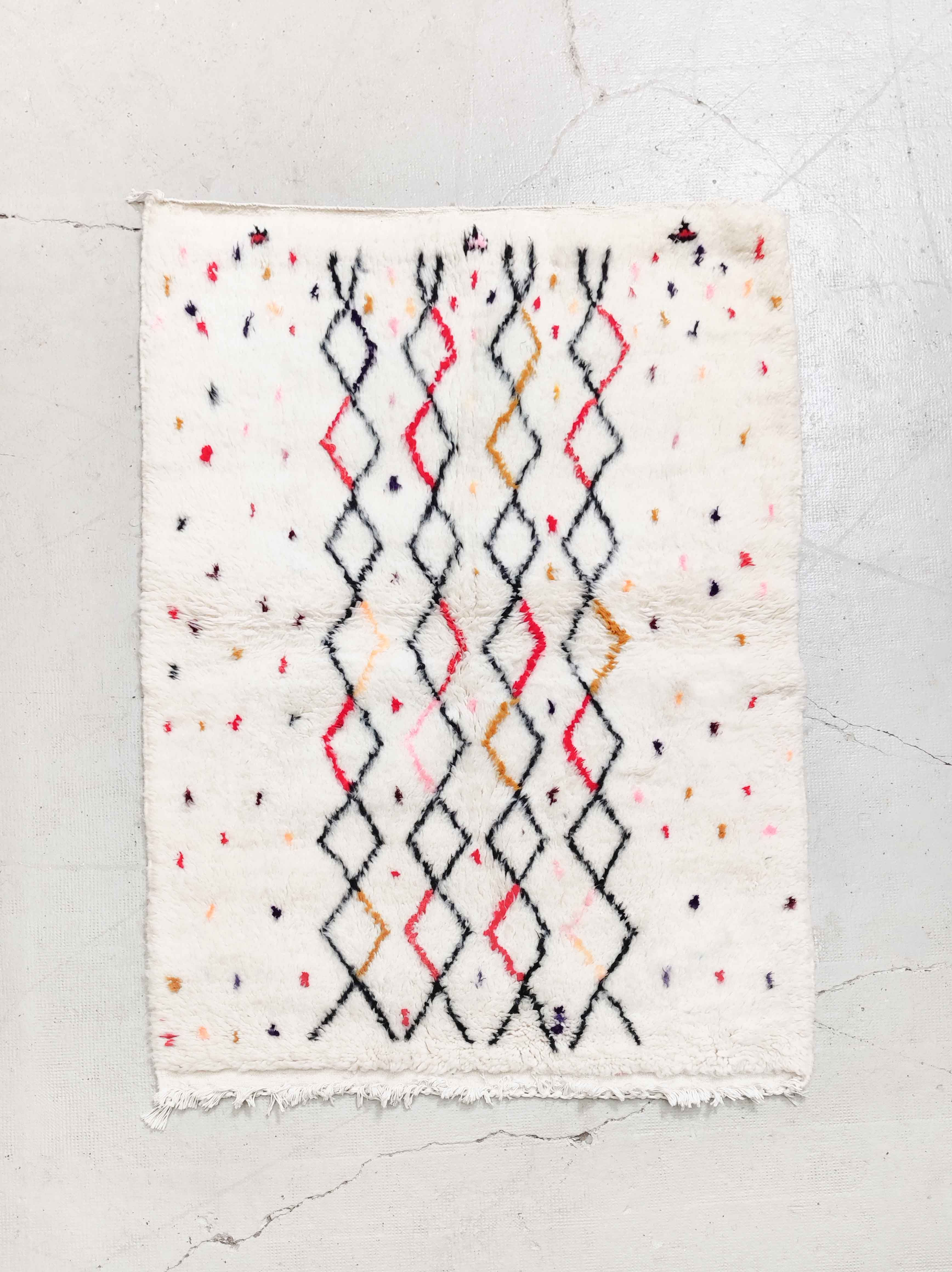 Tapis berbère Azilal écru à motifs colorés 1,47x1,06m