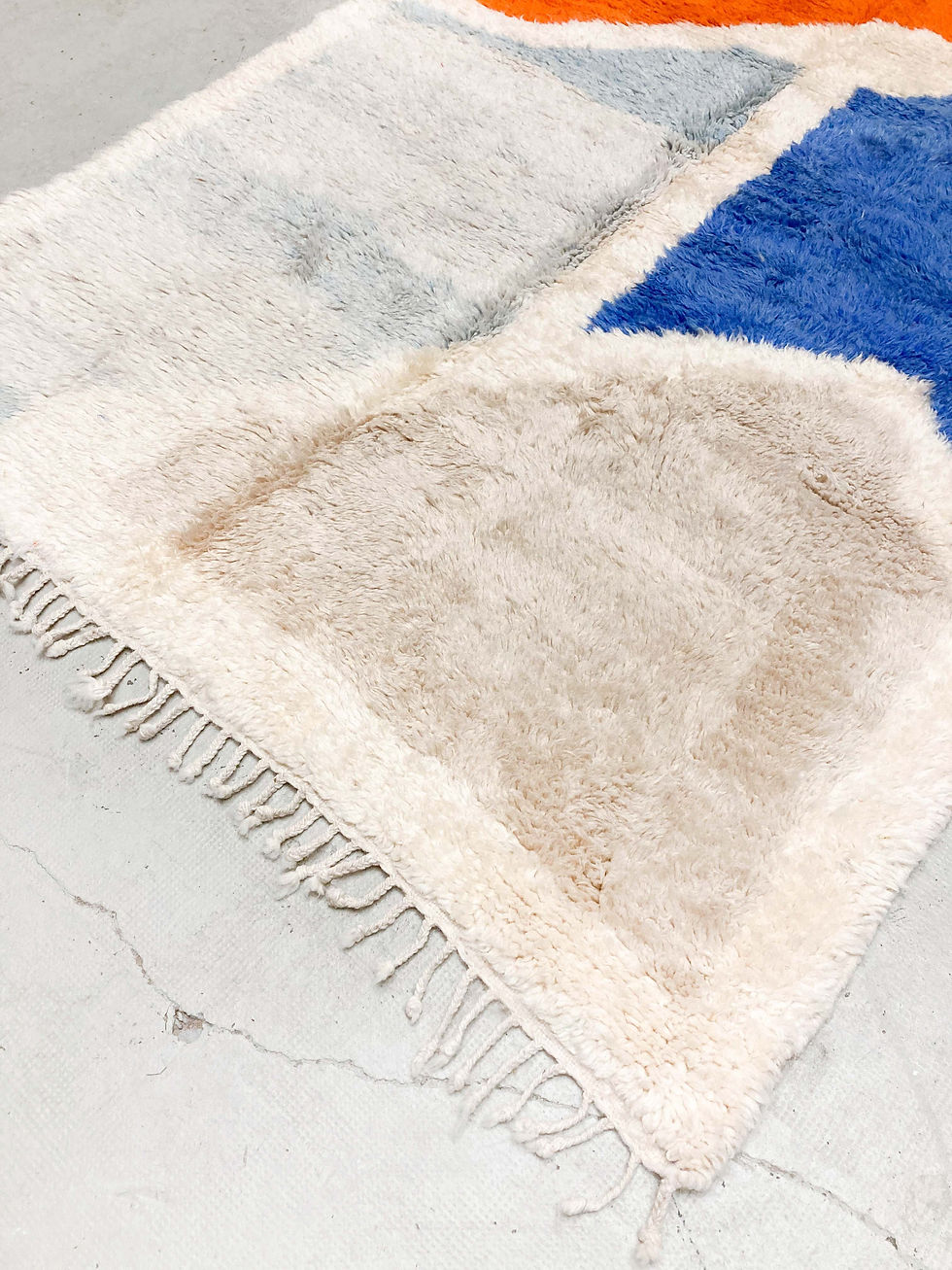 Miniature : Tapis berbère Boujaad écru à motifs colorés 2,37x1,53m