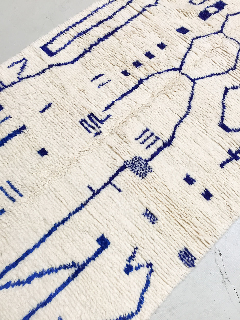 Miniature : Tapis berbère Azilal écru à motifs bleu majorelle 2,50x1,45m