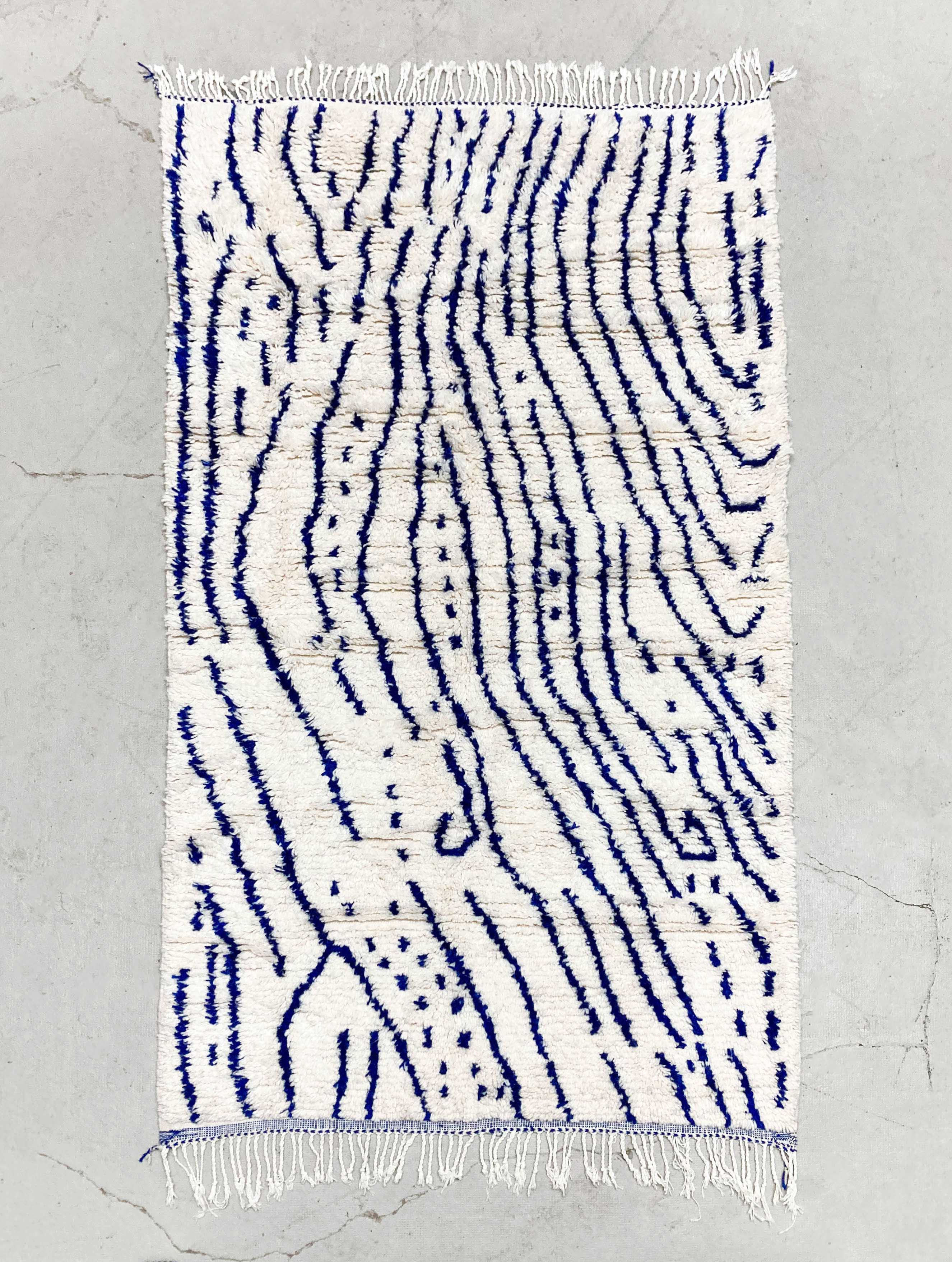 Tapis berbère Azilal écru à motifs bleu majorelle 2,40x1,40m