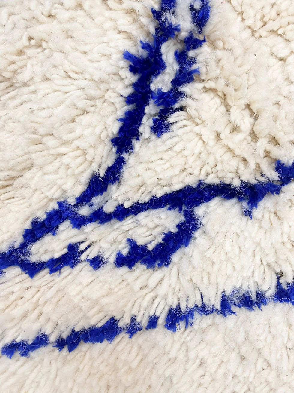 Miniature : Tapis berbère Azilal écru à motifs bleu majorelle 1,50x0,98m