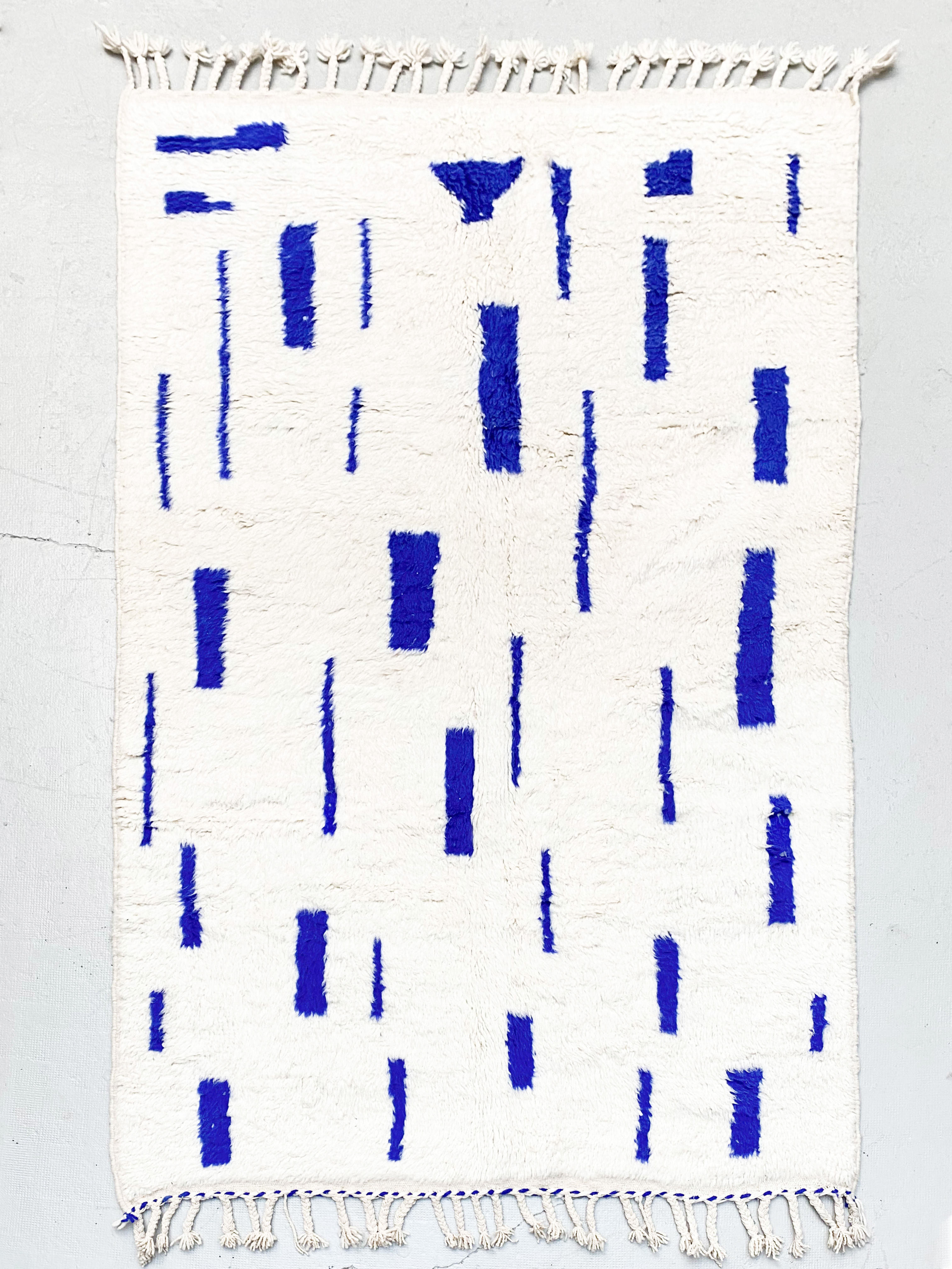 Tapis berbère Beni Ouarain écru à cmotifs bleu majorelle 2,36x1,57m
