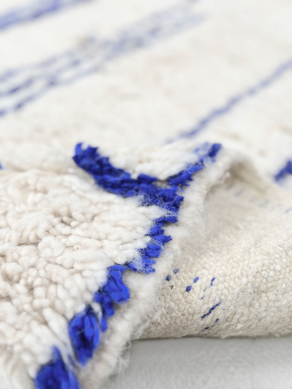 Miniatur: Azilal-Berberteppich mit Majorelle-Blau-Motiven, 2,54 x 1,46 m