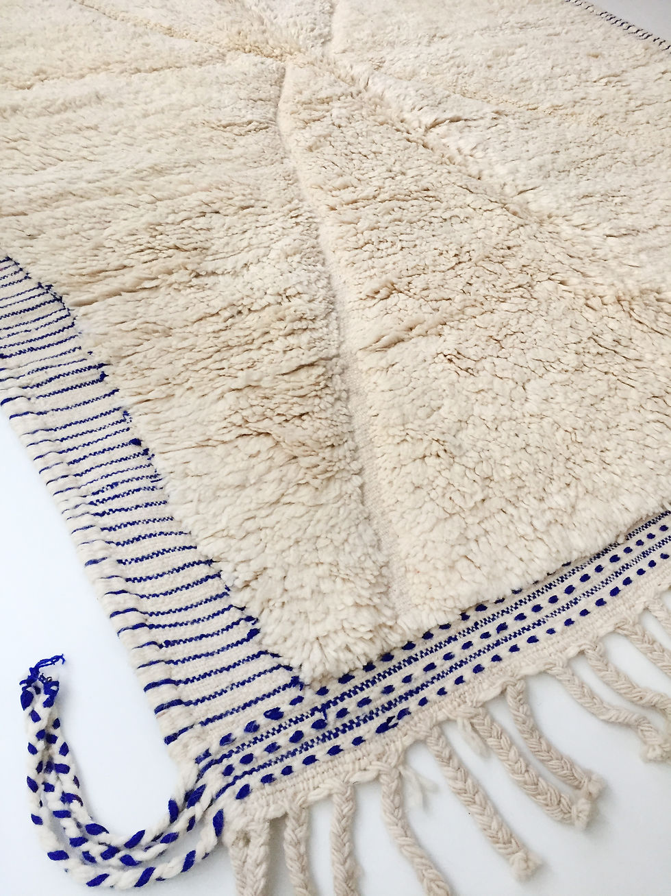Miniature : Tapis berbère marocain Beni Ouarain écru à motifs gravés 2,54x1,67m