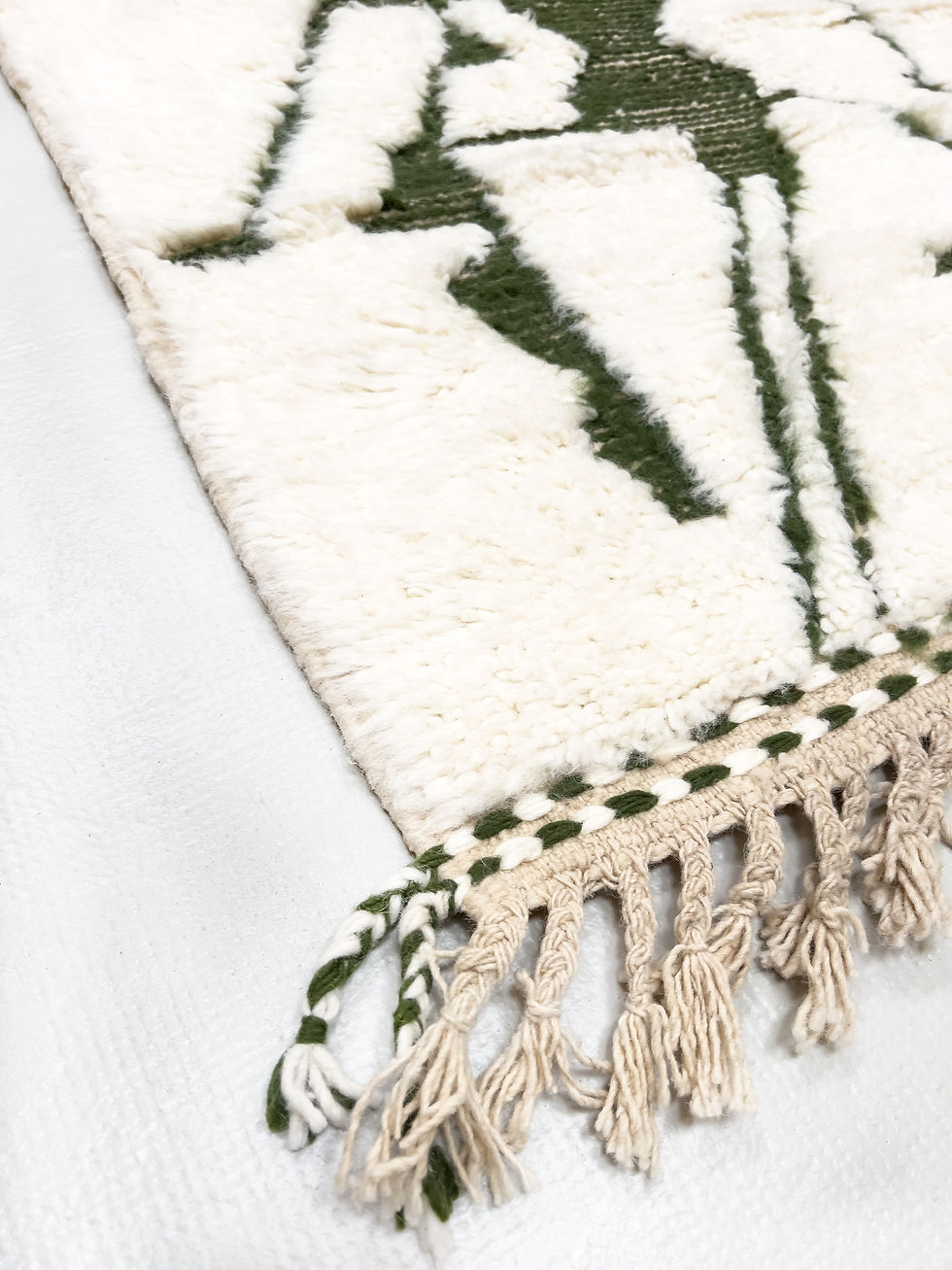 Miniatur: Beni Ouarain Berberteppich mit eingravierten khakigrünen Mustern, 1,48 x 1,02 m