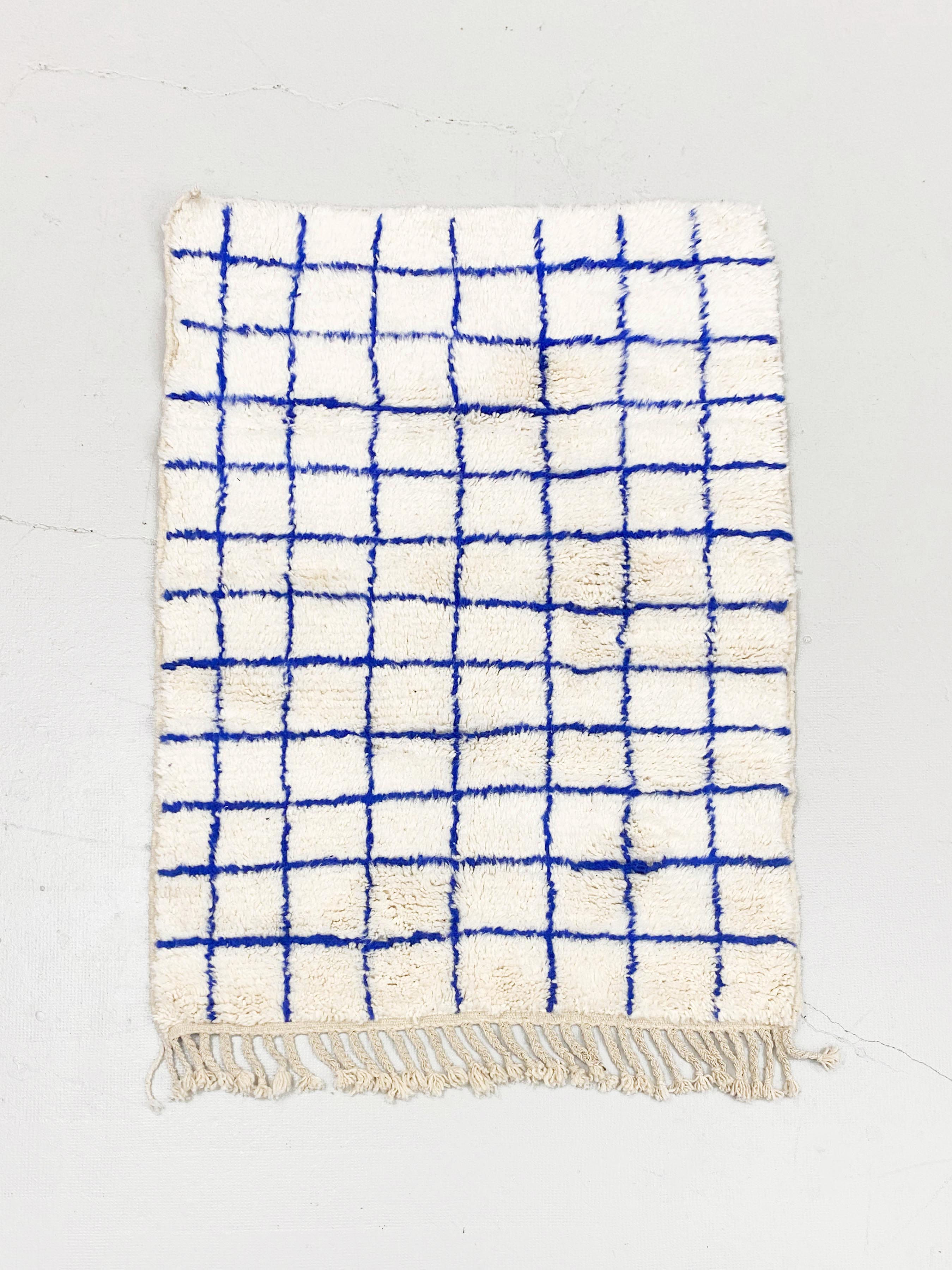 Ecrufarbener Beni Ouarain Berberteppich mit Majorelle-blauen Karos, 1,50 x 1,10 m