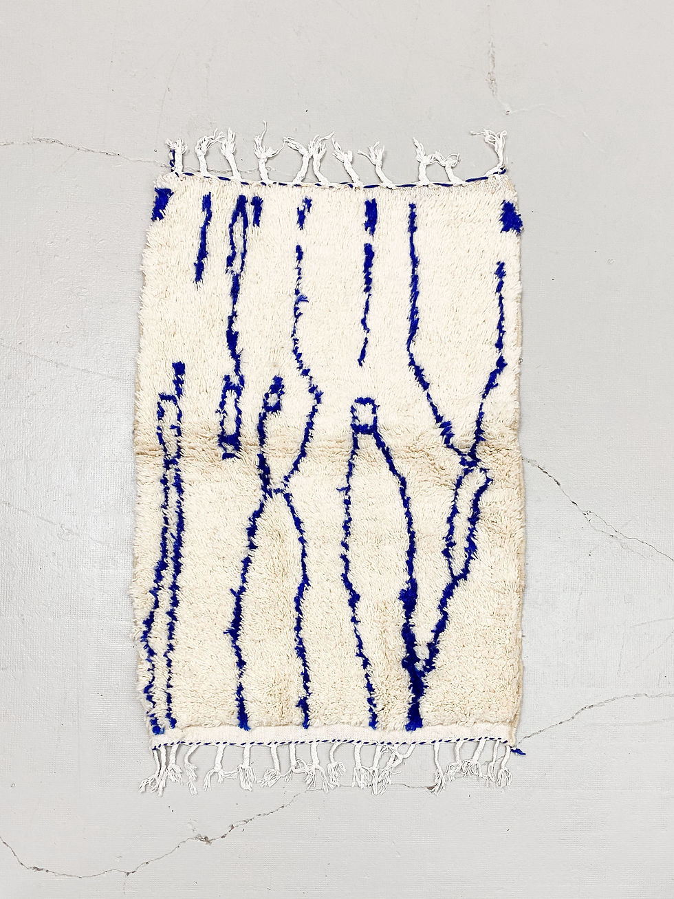 Miniature : Tapis berbère Azilal écru à motifs bleu majorelle 1,44x0,97m