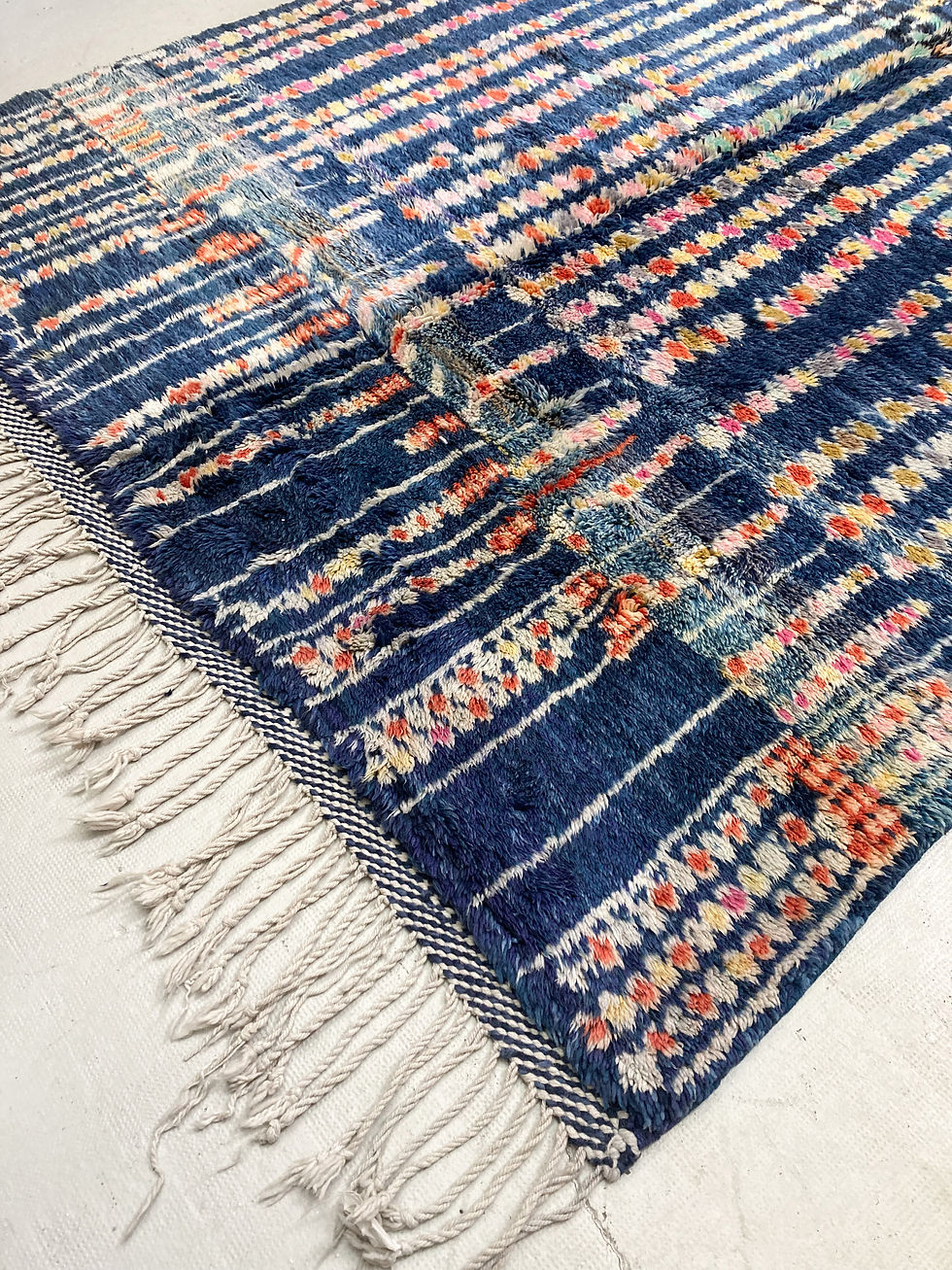 Miniature : Tapis berbère M'rirt bleu à motifs colorés 3,18x2,40m