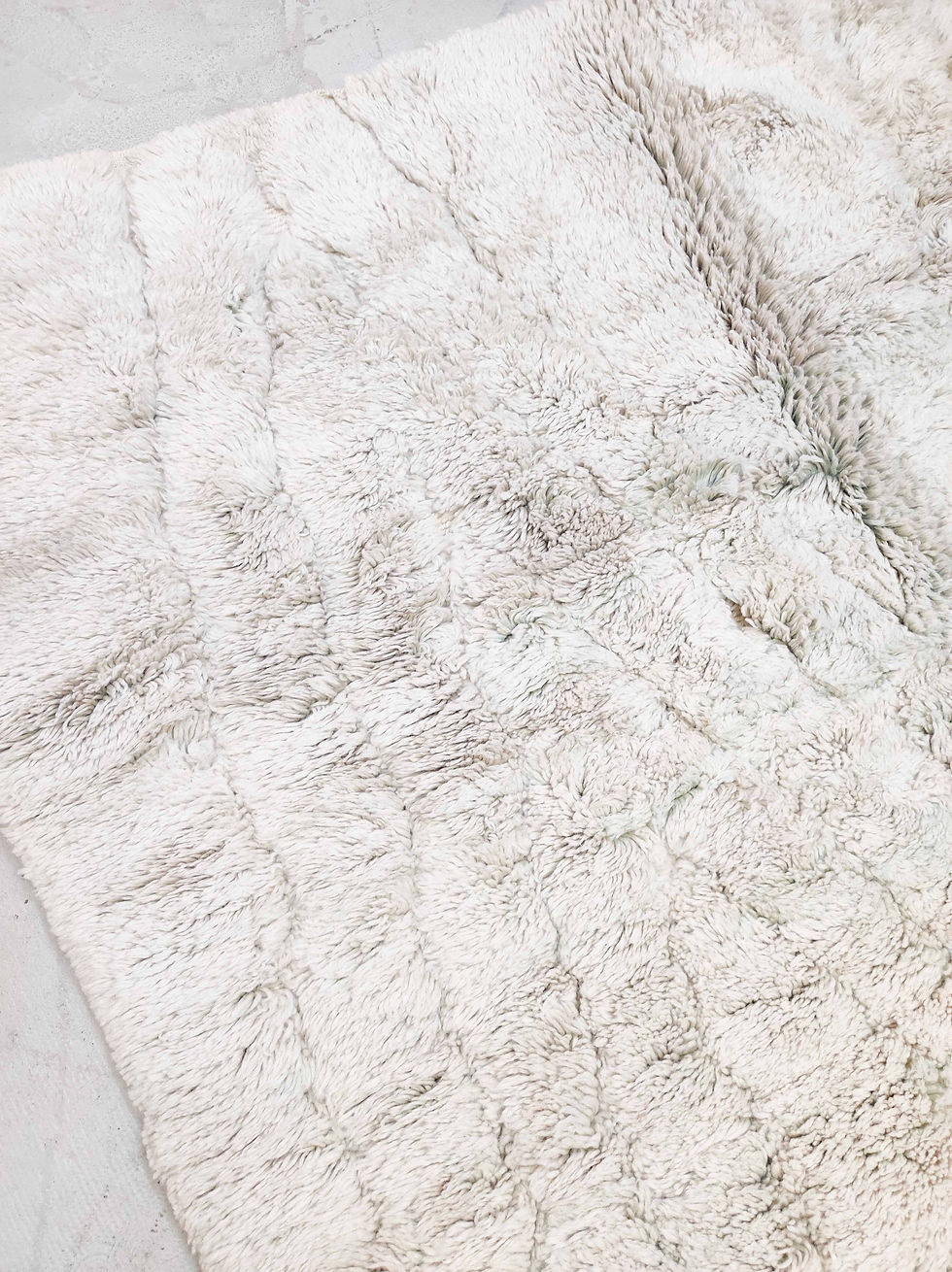 Miniatur: Ecrufarbener, gesprenkelter Beni-Ouarain-Berberteppich mit farbenfrohen, eingravierten Mustern, 2,90 x 2,04 m