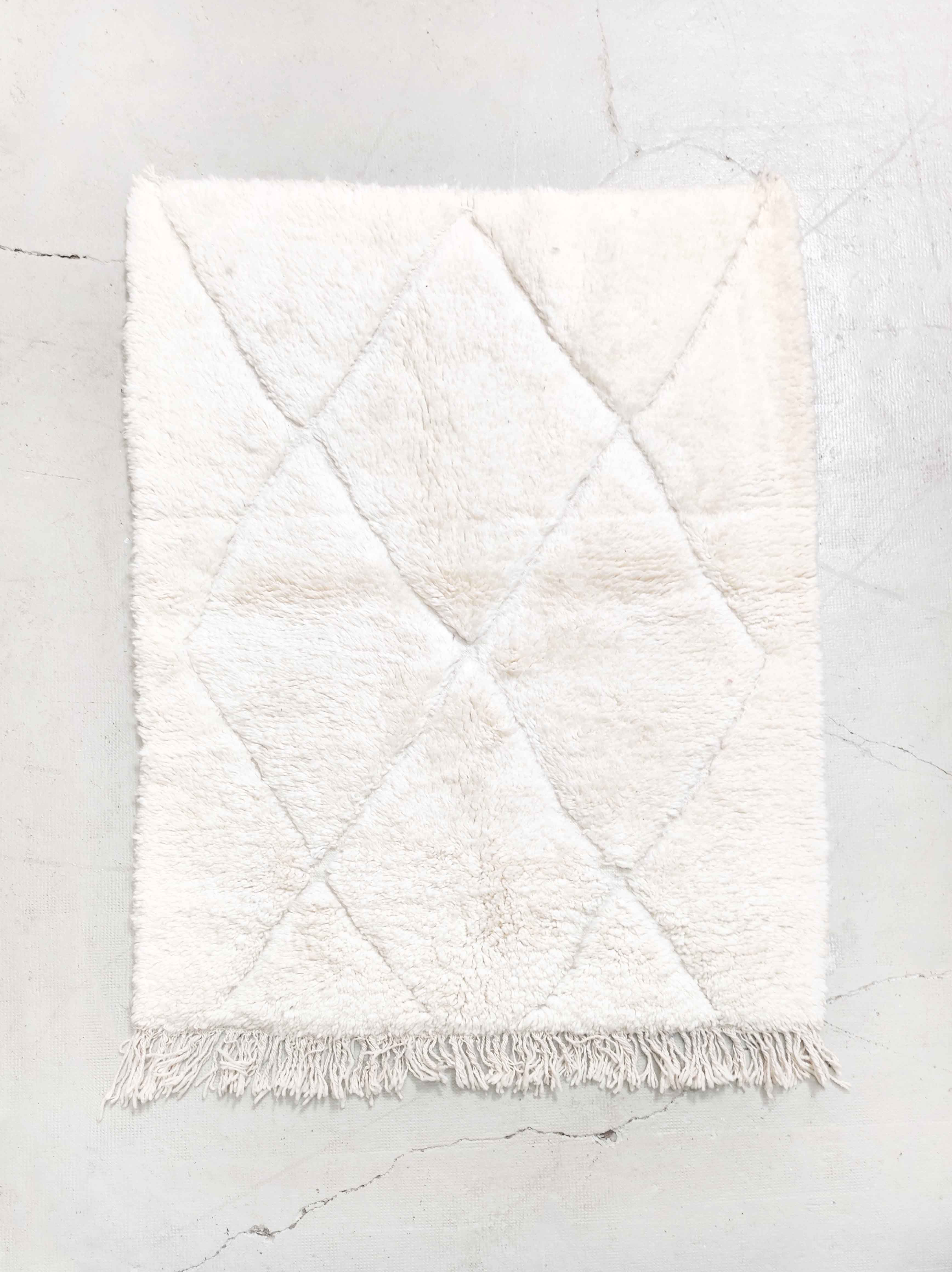 Tapis berbère Beni Ouarain écru uni à losanges gravés 1,50x1,16m