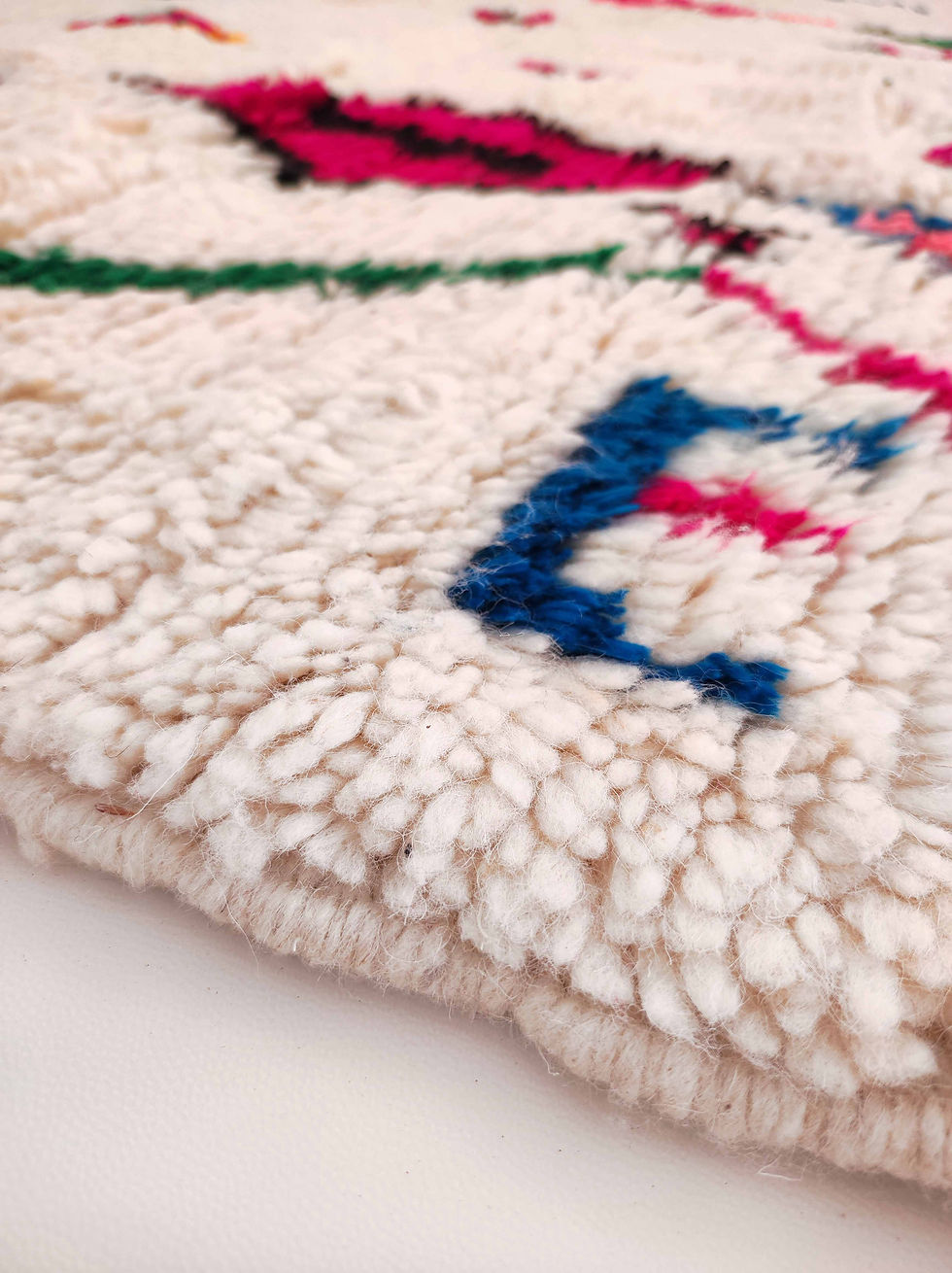 Miniature : Tapis berbère Azilal écru à motifs colorés 2,41x1,43m