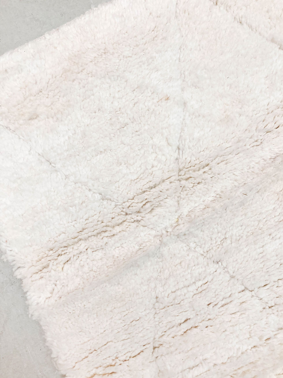 Miniature : Tapis berbère Beni Ouarain écru uni à losanges gravés 1,50x0,95m