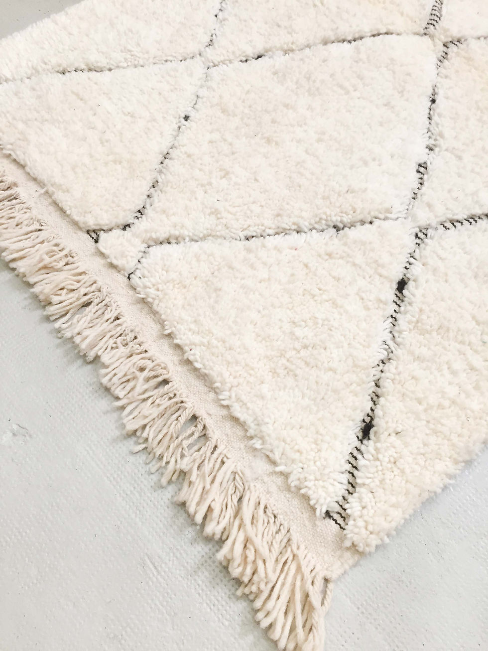 Miniature : Tapis berbère Beni Ouarain écru à losanges noirs gravés 1,50x1,04m