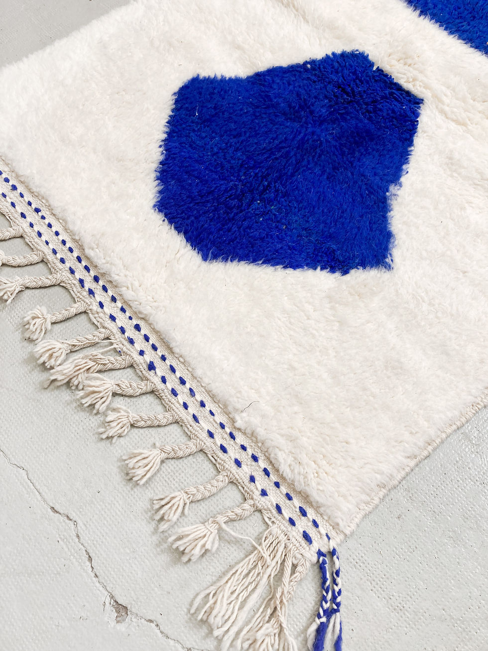 Miniature : Tapis berbère Beni Ouarain écru à motifs bleu majorelle 1,43x1,13m